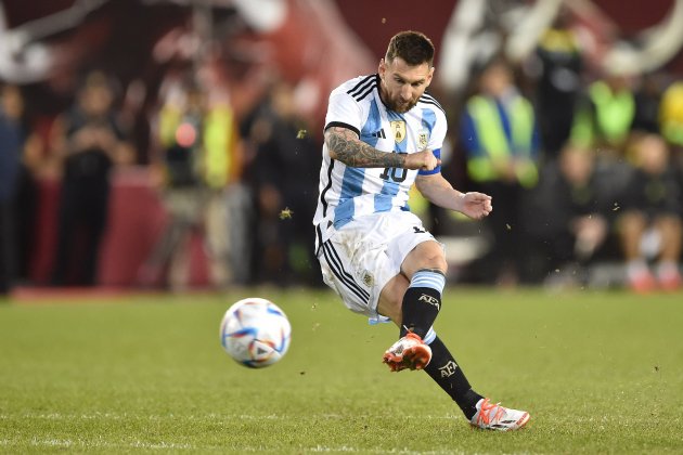 Leo Messi disparo golpeo Argentina / Foto: Europa Press