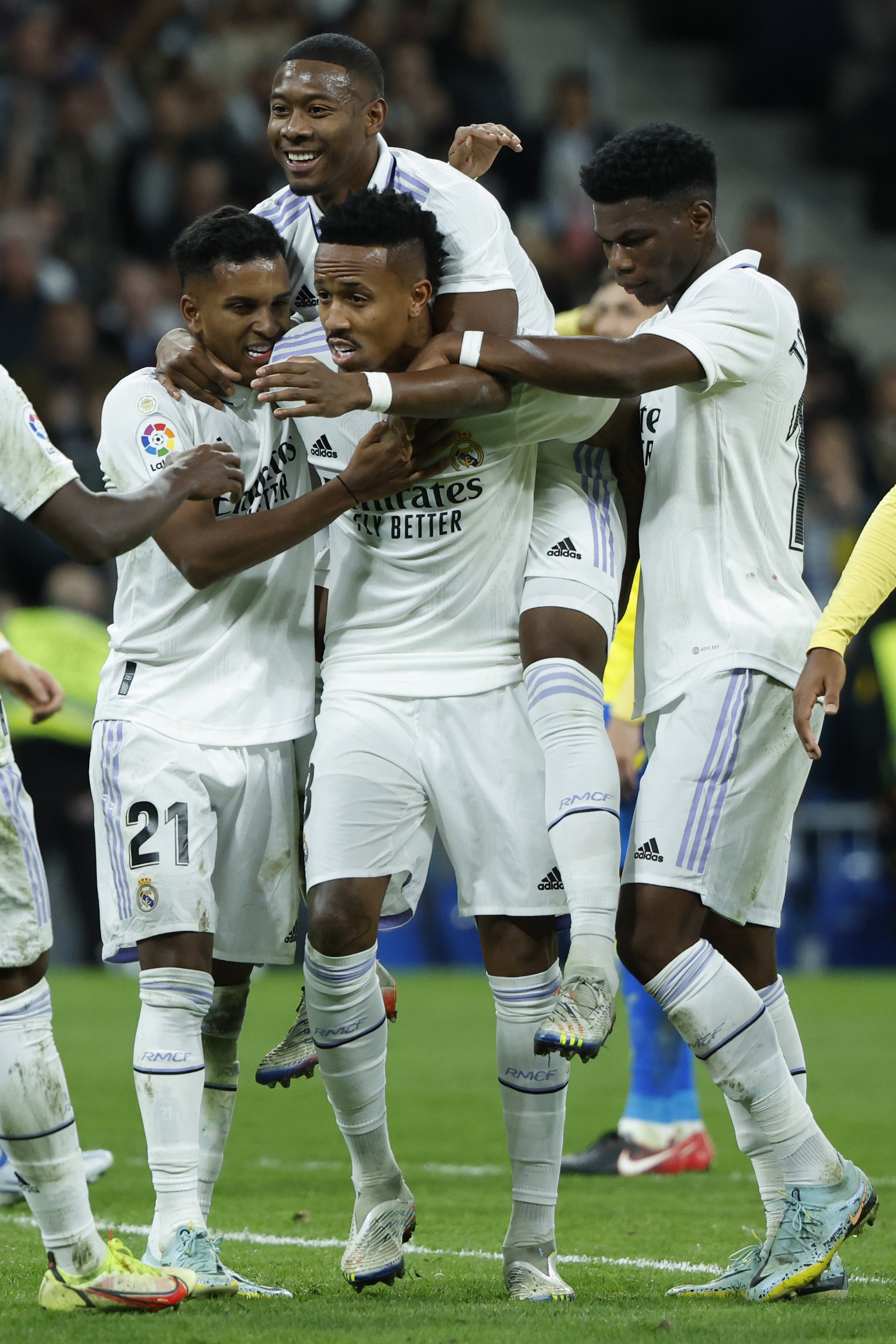 El Reial Madrid no falla contra el Cadis (2-1) i se'n va a l'aturada del Mundial a dos punts del Barça