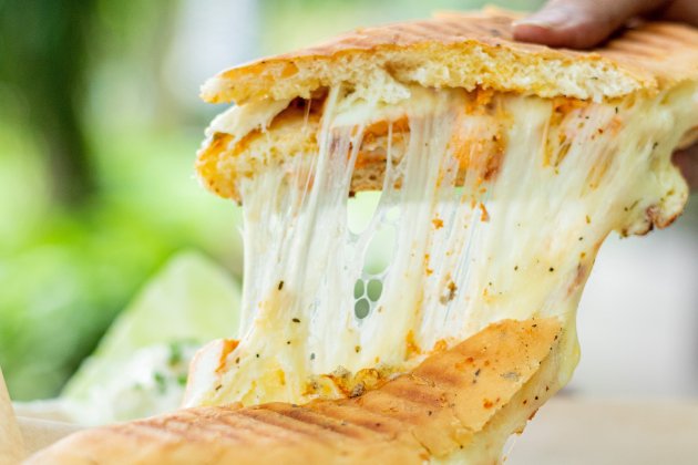 Bocadillo crujiente con mozzarella y membrillo / Foto: Unsplash