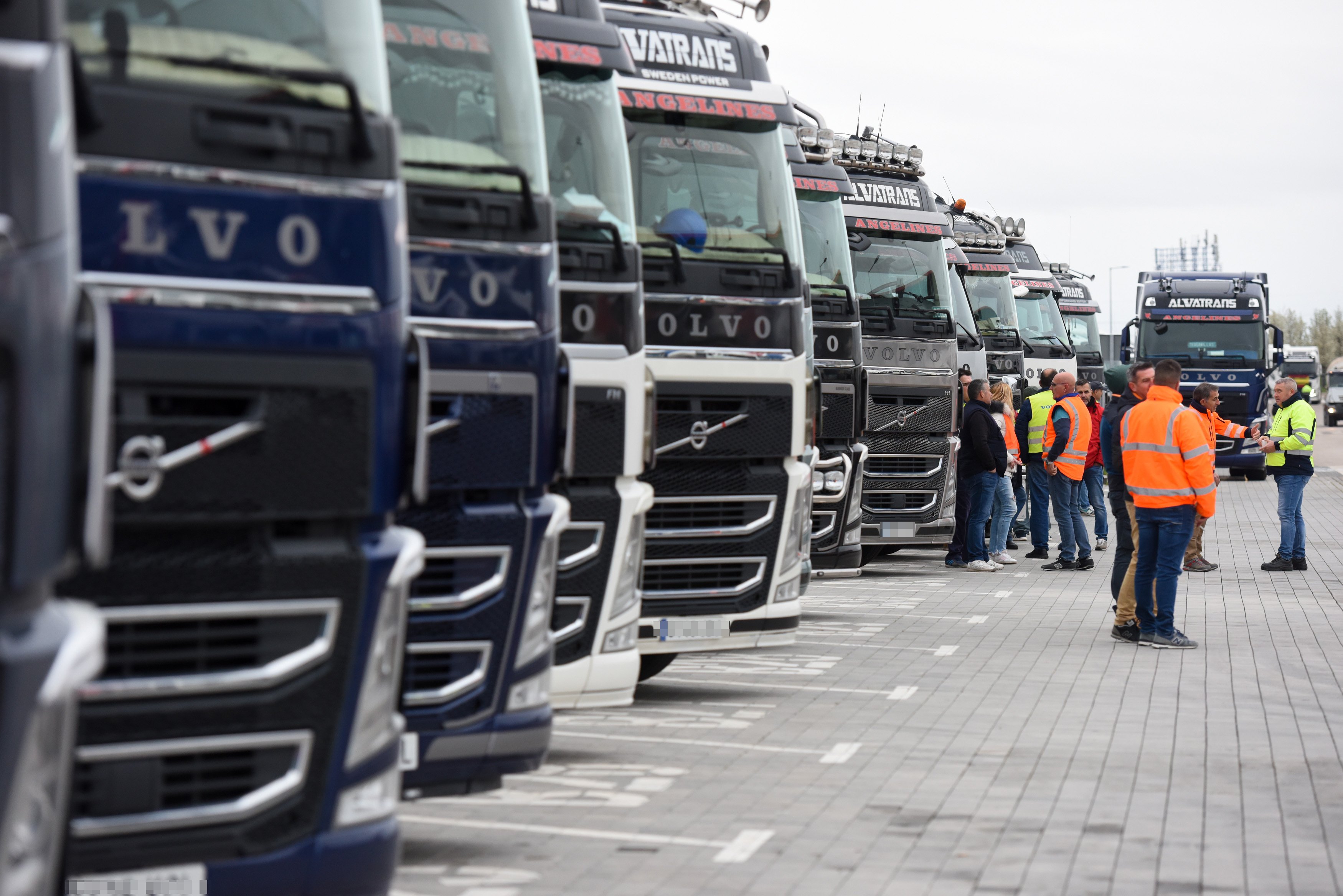 Nuevas ofertas para camioneros en España a través del SEPE con sueldos de hasta 2.700 euros al mes