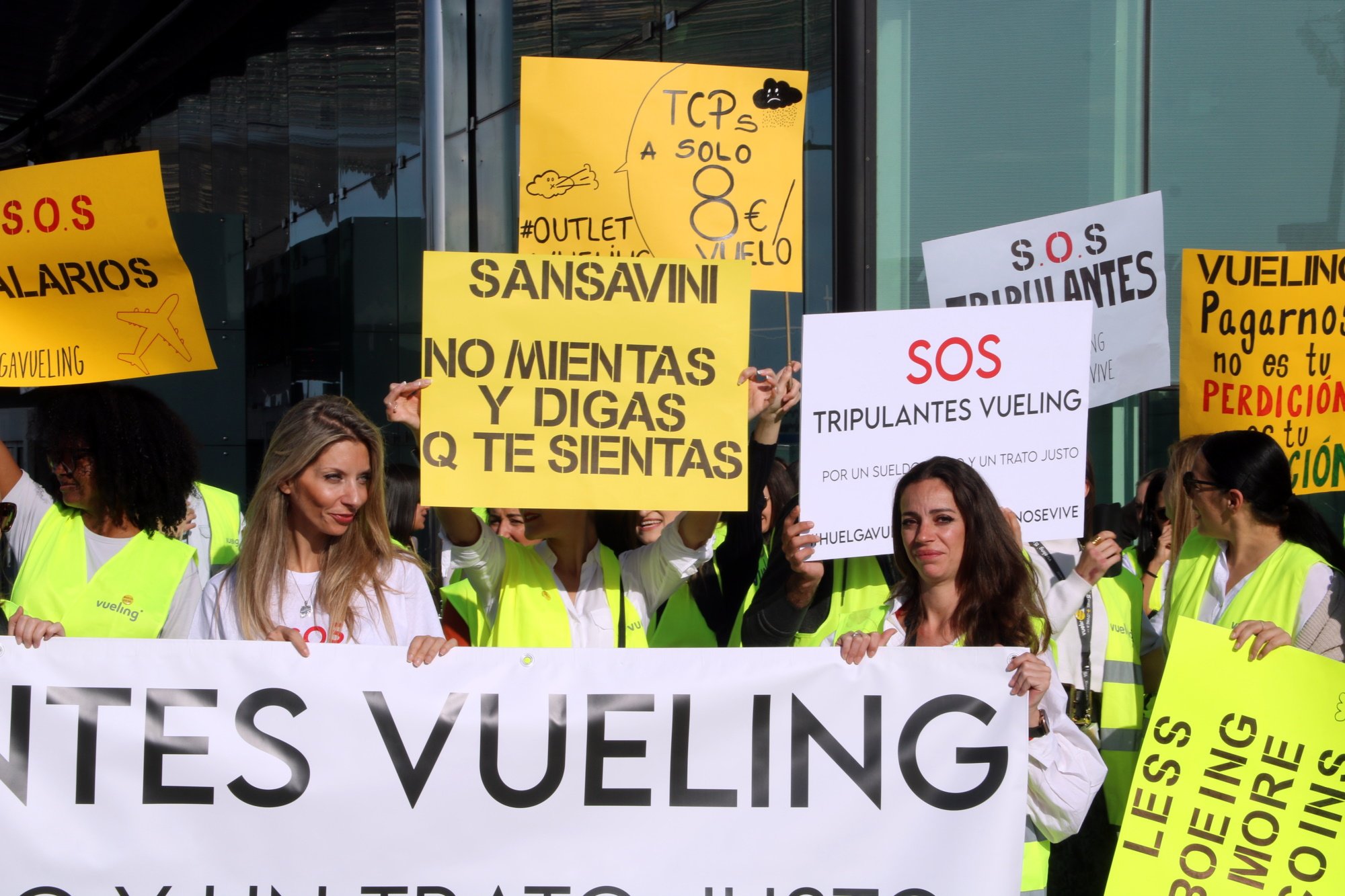 Vueling cancela 29 vuelos en el aeropuerto de El Prat a causa de la huelga de los tripulantes de cabina
