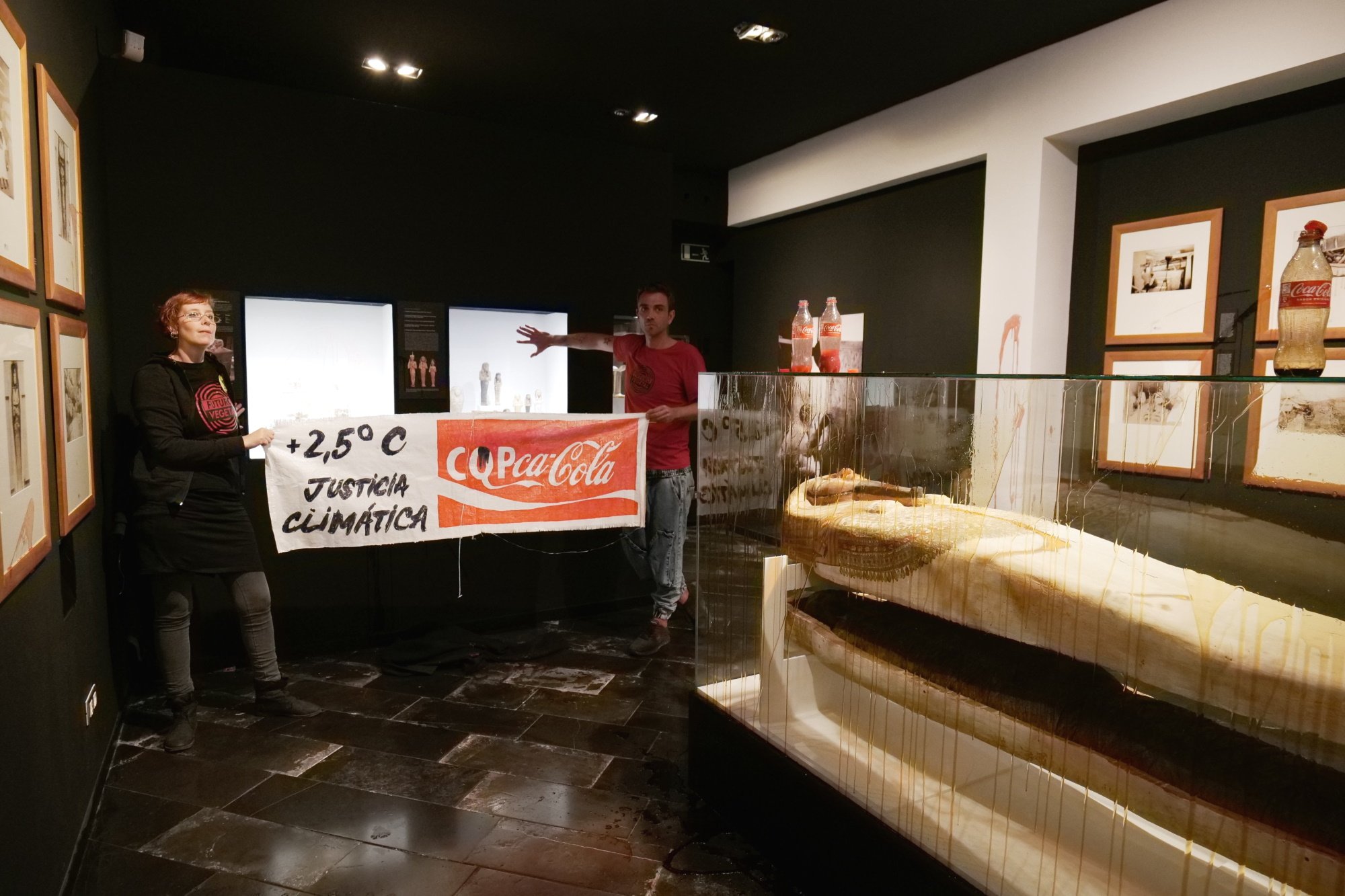 Taquen la vitrina d'una mòmia al Museu Egipci de Barcelona en protesta per l'emergència climàtica