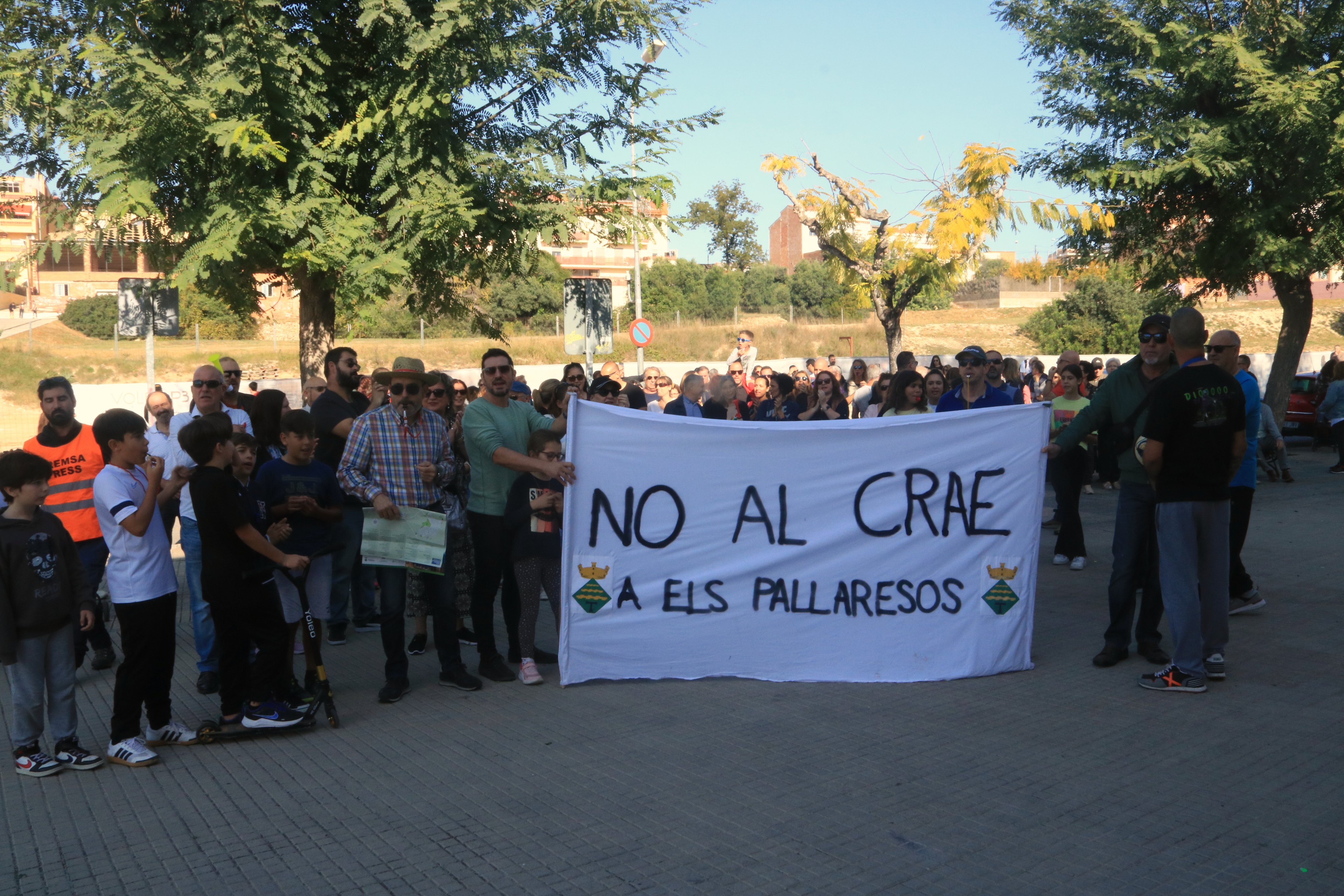 Concentración en contra de un centro de menores tutelados en el Tarragonès