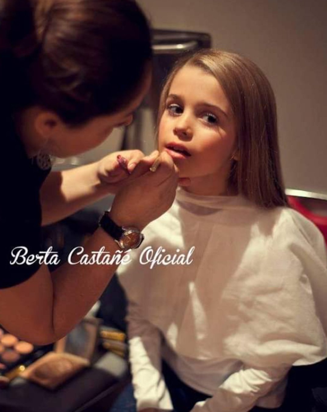 Berta Castañé maquillando se Facebook