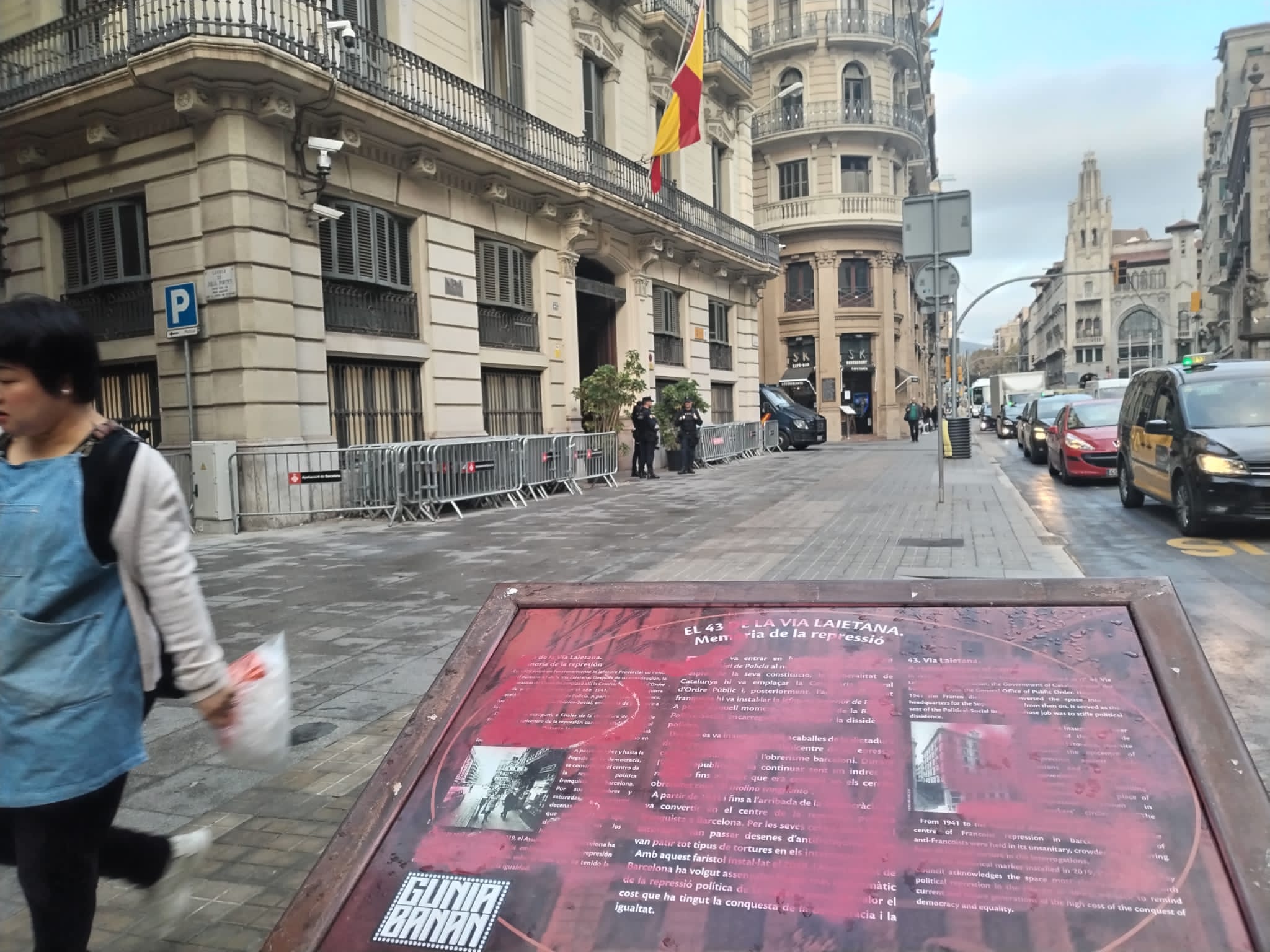 Enèsim atac contra el faristol en memòria de les persones torturades a Via Laietana