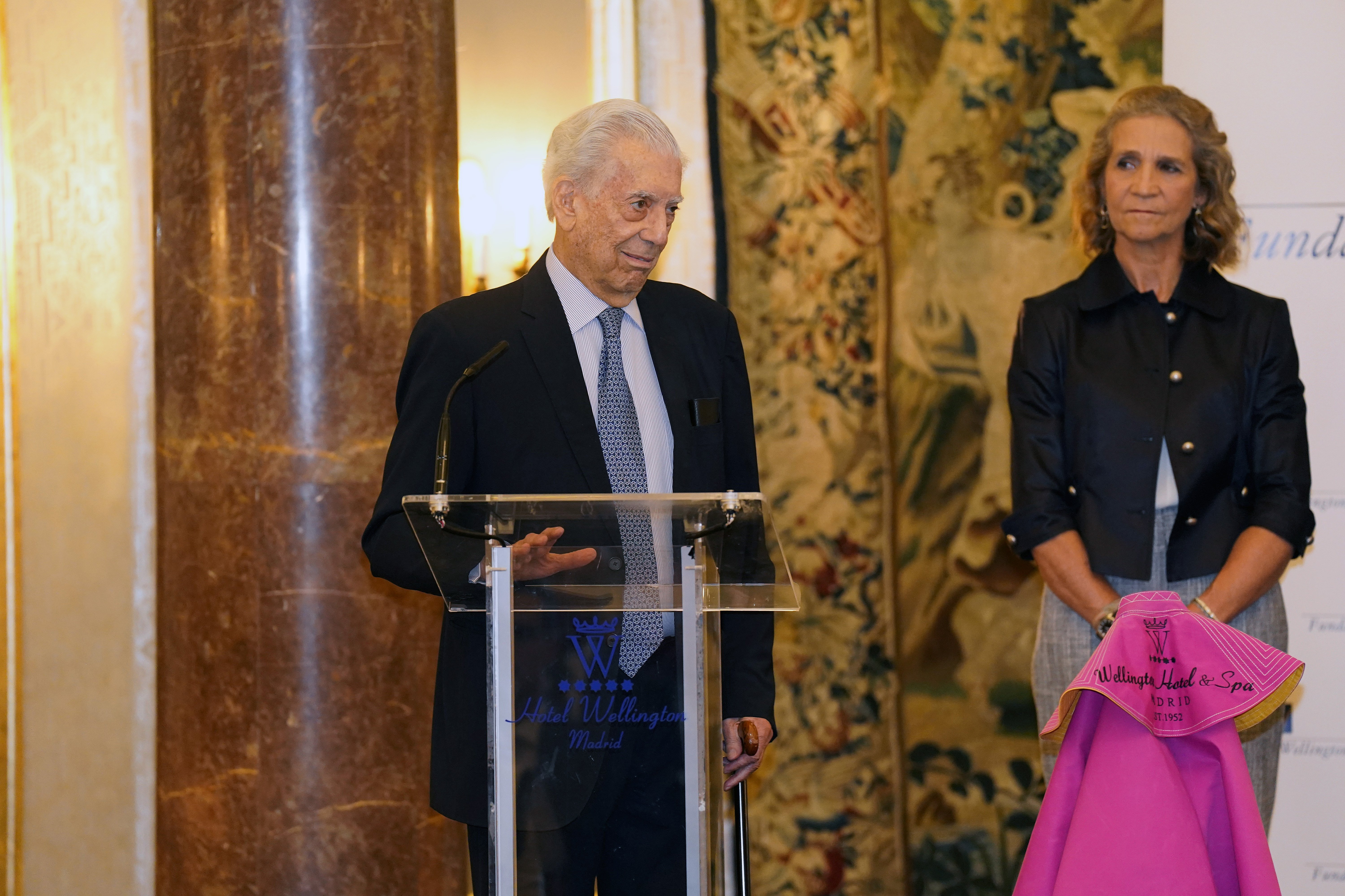 Mario Vargas Llosa i infanta Elena capa|capot Europa Press