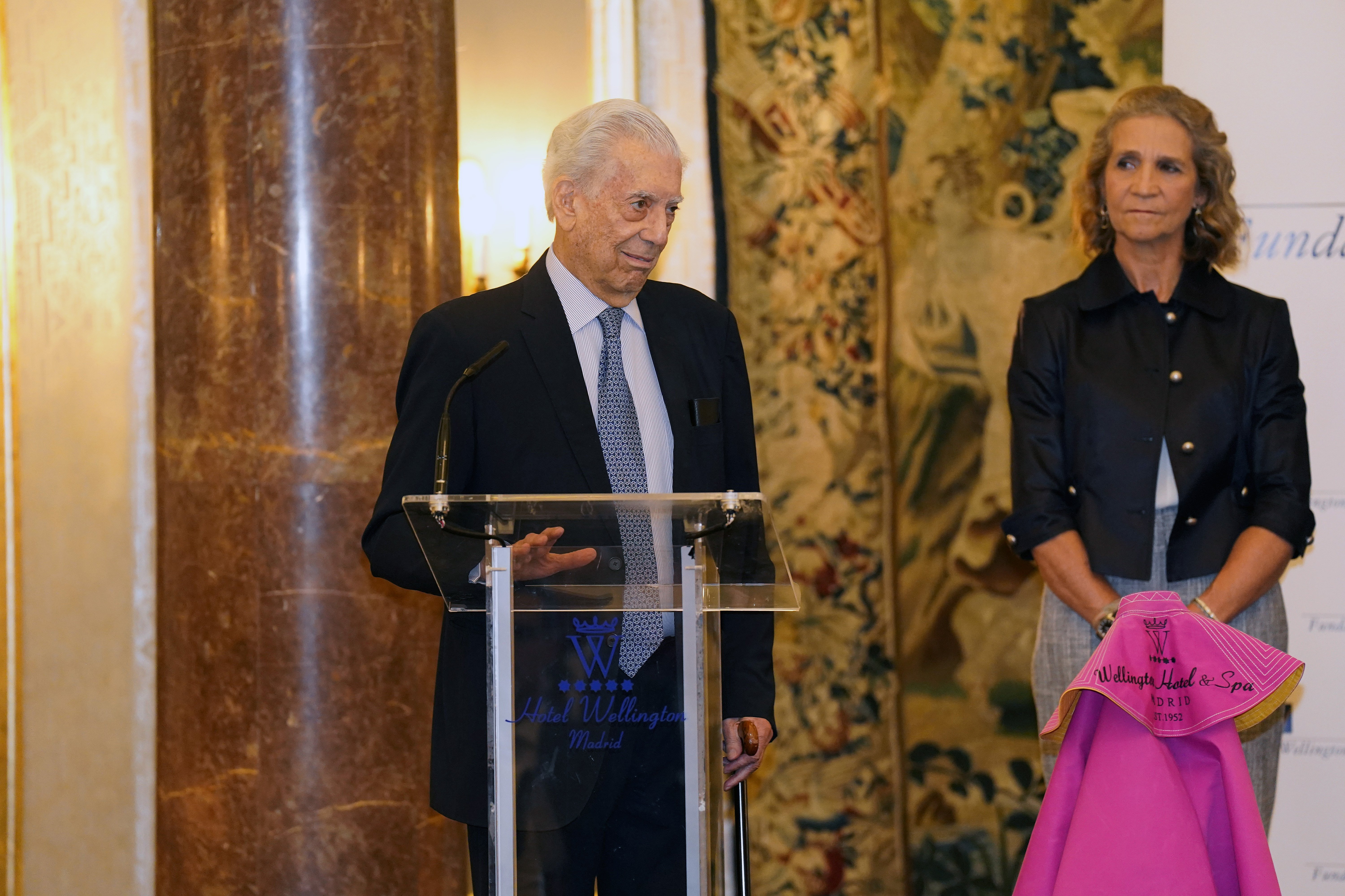 Mario Vargas Llosa i infanta Elena capa|capot Europa Press Mario Vargas Llosa i infanta Elena capa|capot Europa Press