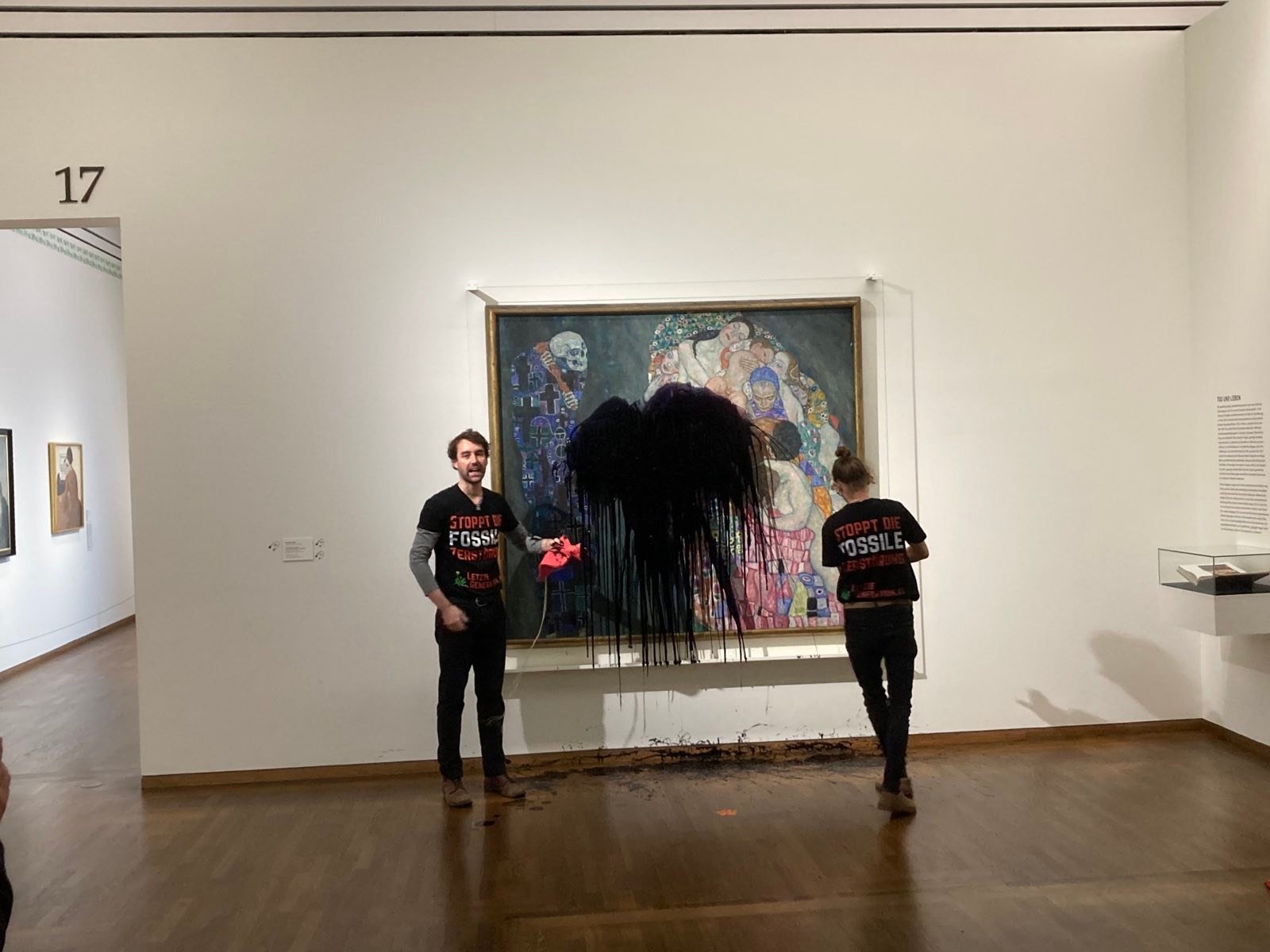 Activistes llancen petroli sobre un quadre de Klimt en un museu de Viena