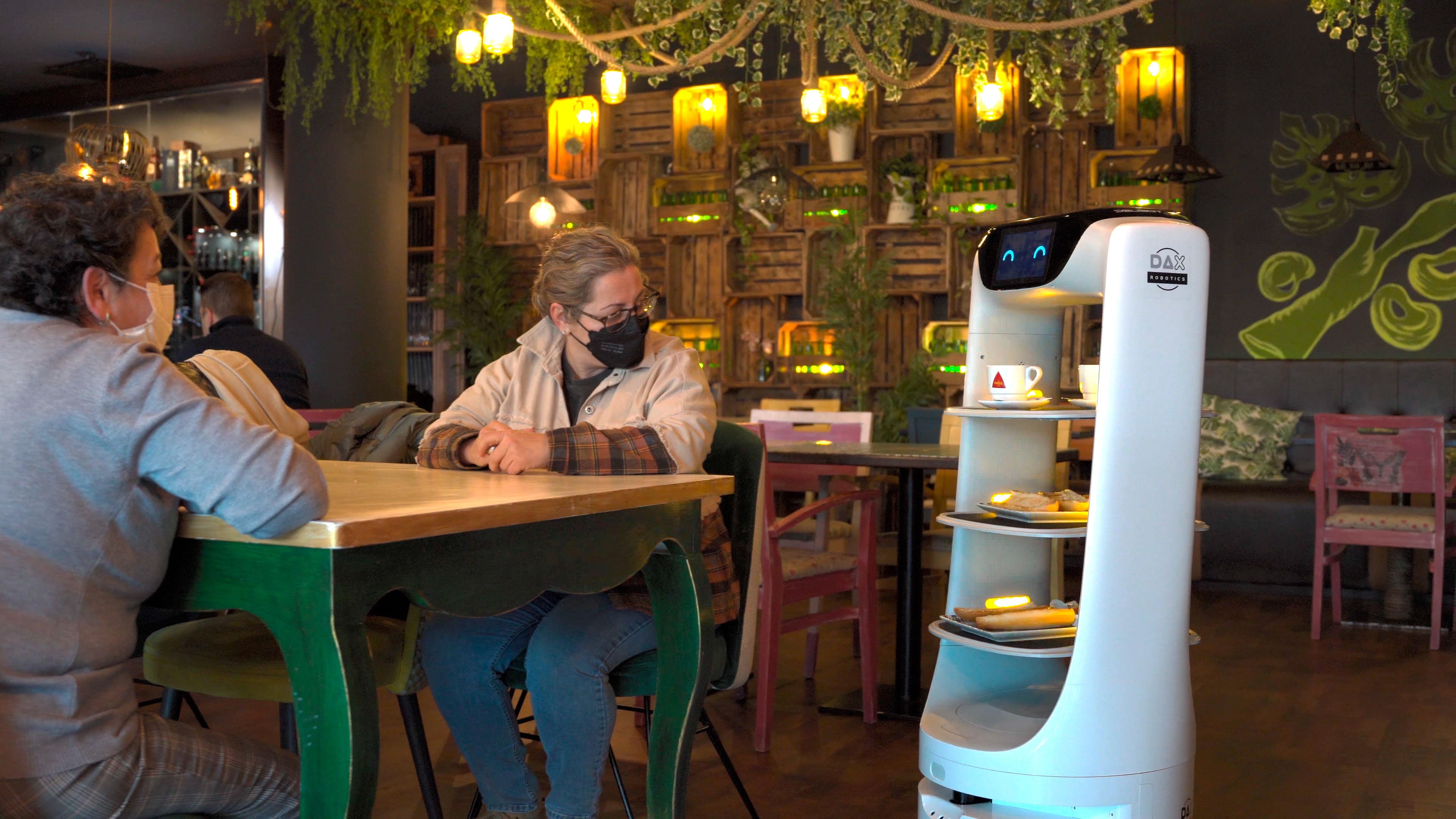 ¿Robots como camareros de bares y restaurantes? La falta de oferta laboral genera nuevas alternativas