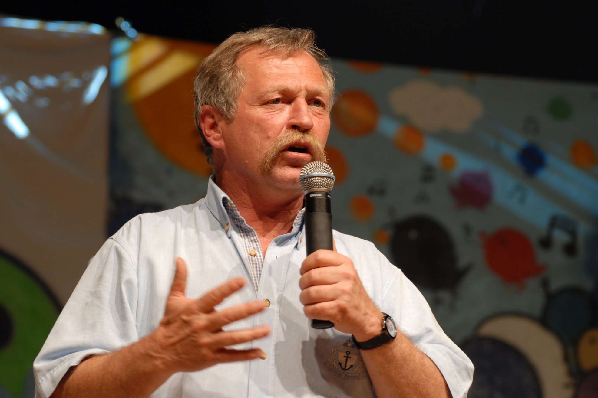 José Bové, escandalitzat: "Els presos catalans porten 111 dies engarjolats"