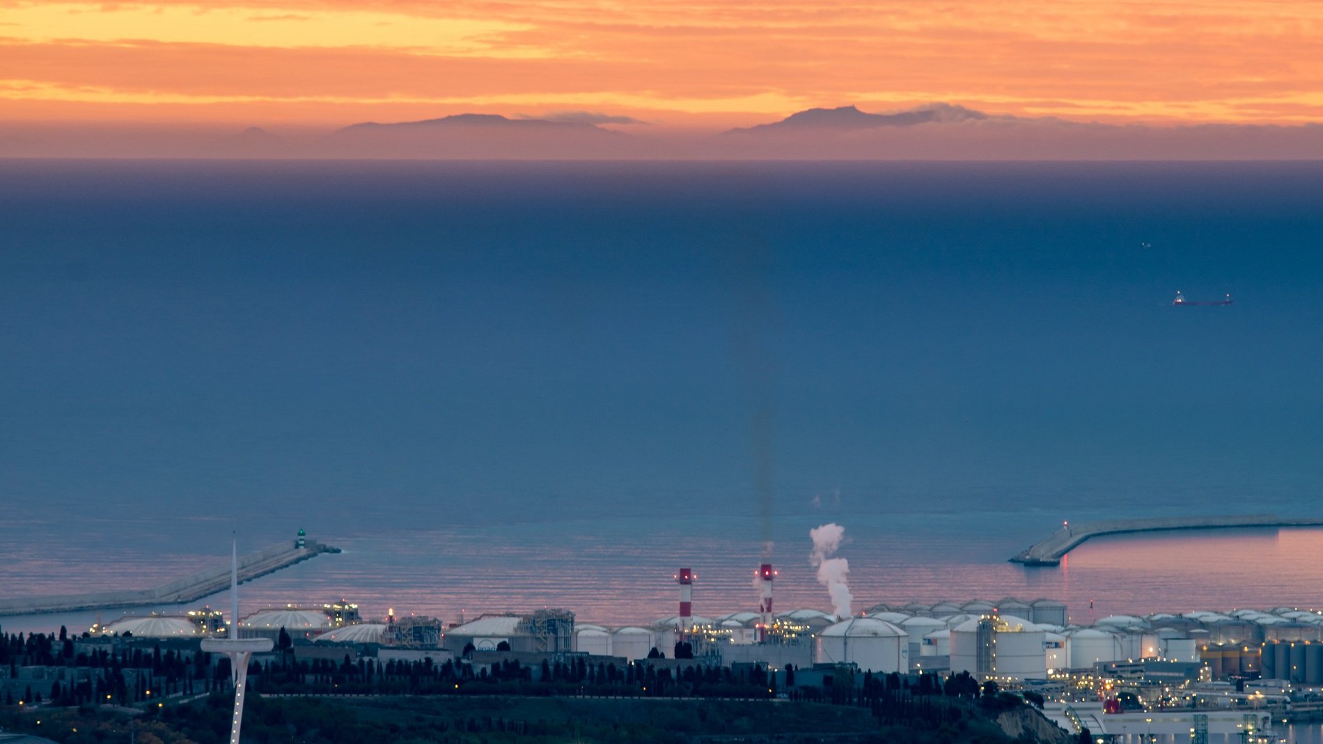 Així es veu Mallorca des de Barcelona a la llum de l'alba