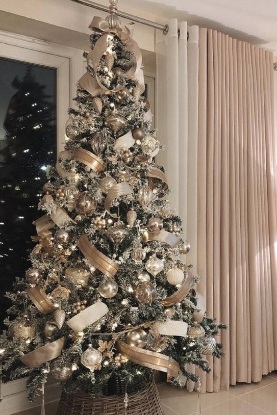 decorar árbol navidad adornos dorados tendencia