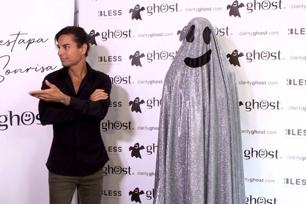 Julio José Iglesias con su novia Vivi disfrazada de fantasma Twitter Europa Press