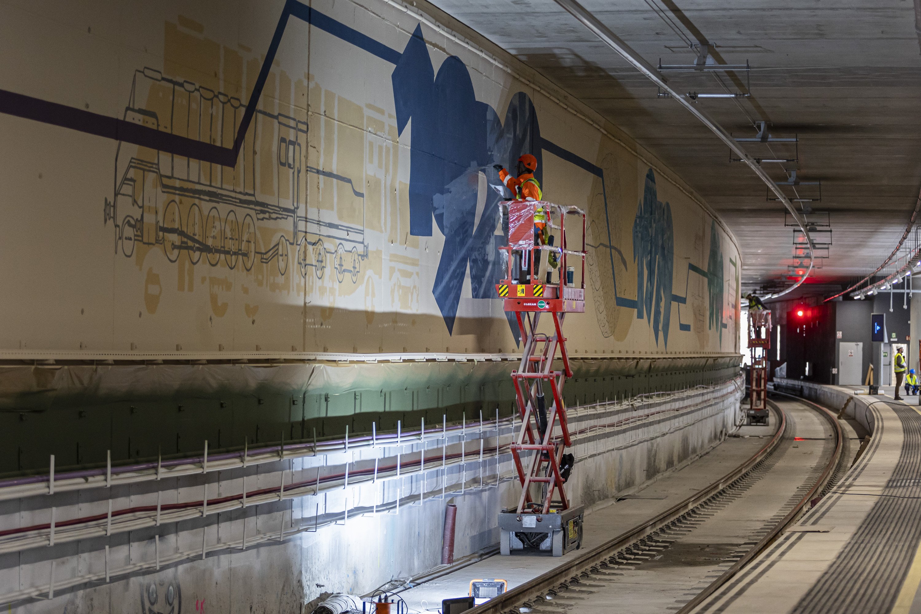 Estació de tren o galeria d’art? Aquest és el gran mural de les andanes de Sant Andreu