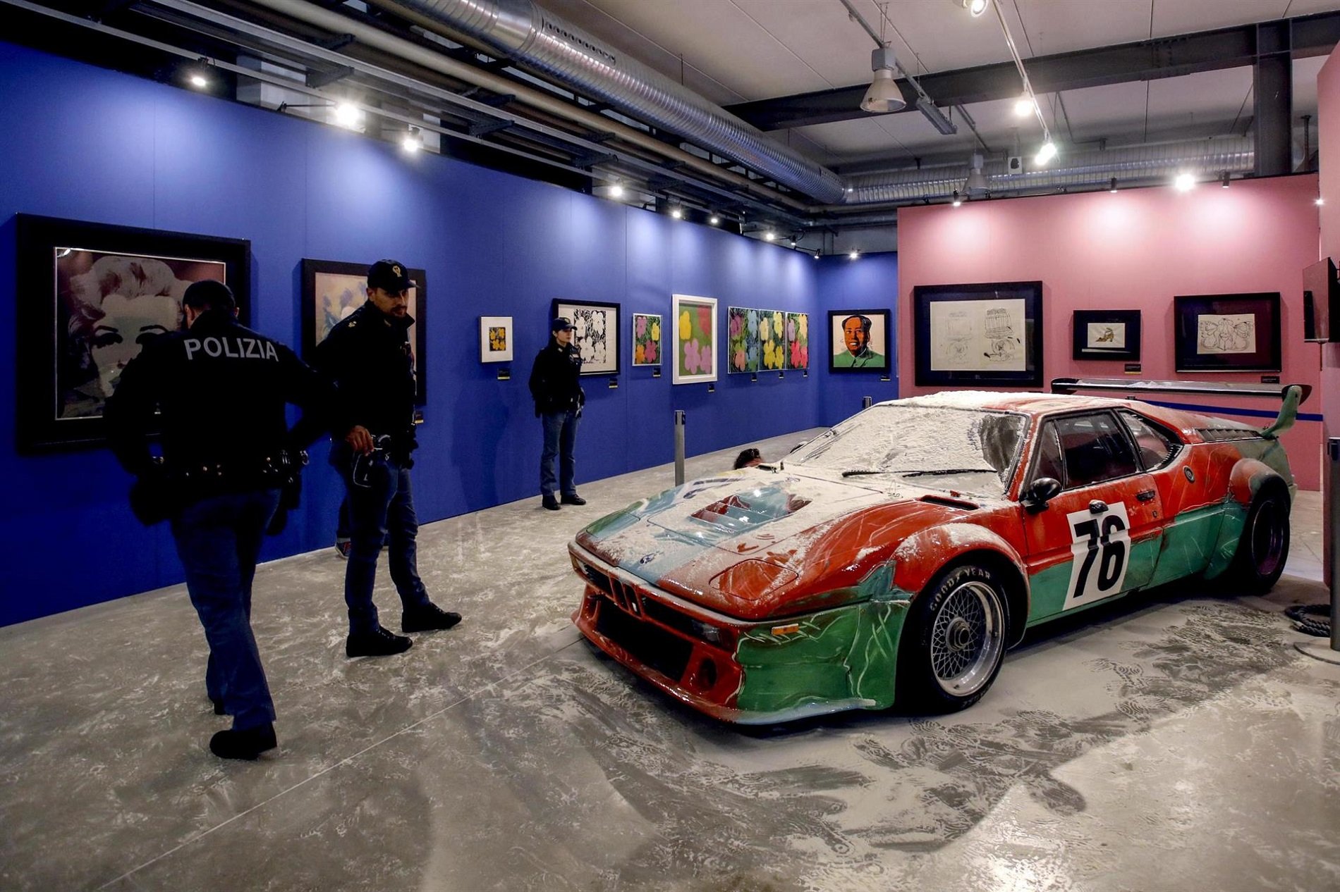 Activistes cobreixen una obra d'Andy Warhol amb 8 quilos de farina a Milà