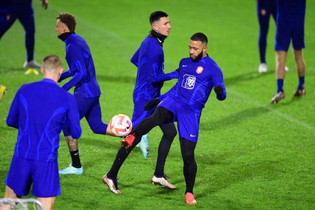 Memphis Depay entrenant selecció holandesa / Foto: EFE - Olaf Kraak