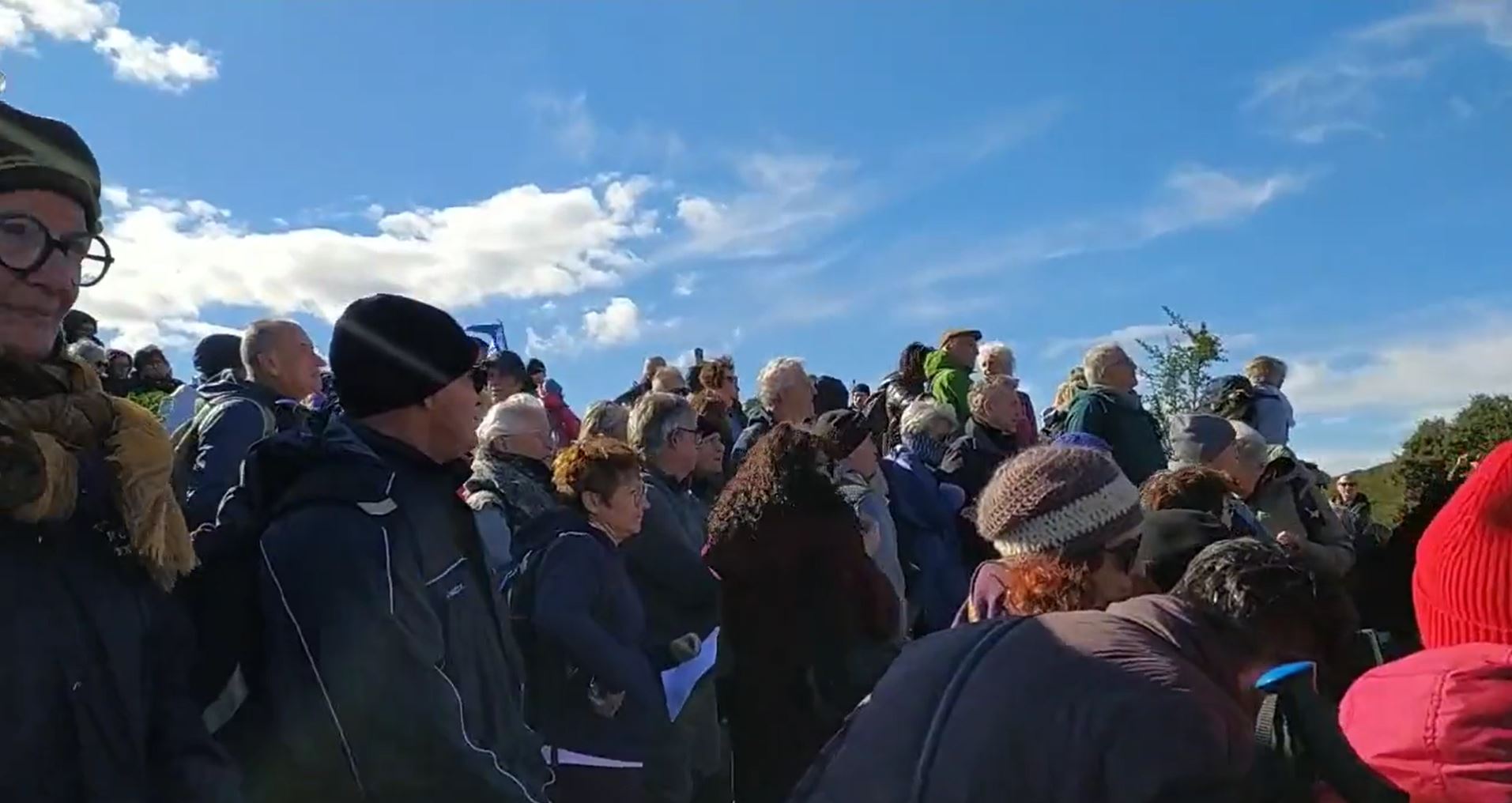 Set marxes al Coll de Banyuls desafien el fred per reivindicar la reobertura de la frontera