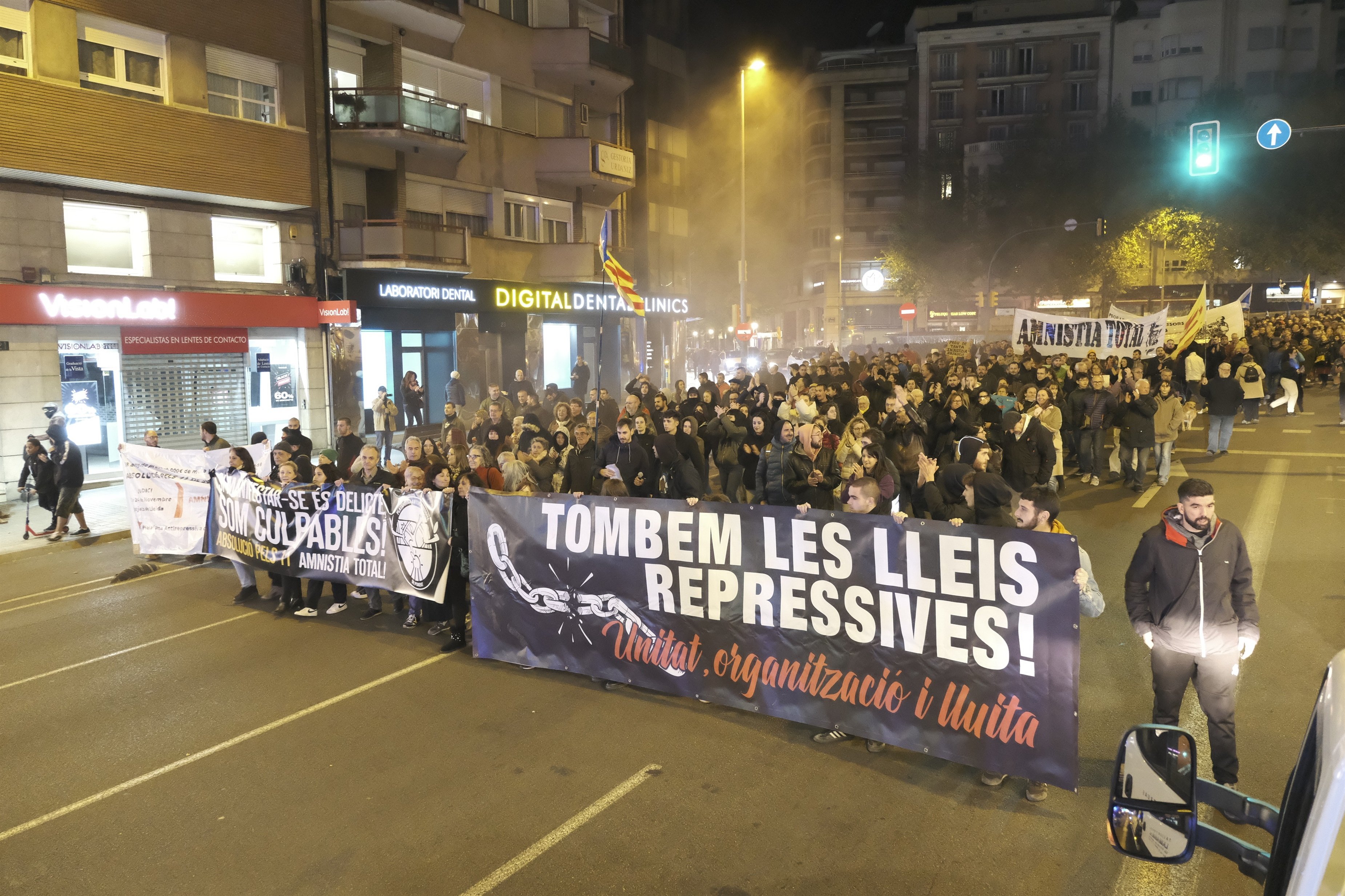 Marcha multitudinaria en Lleida por los represaliados en las protestas por la detención de Puigdemont