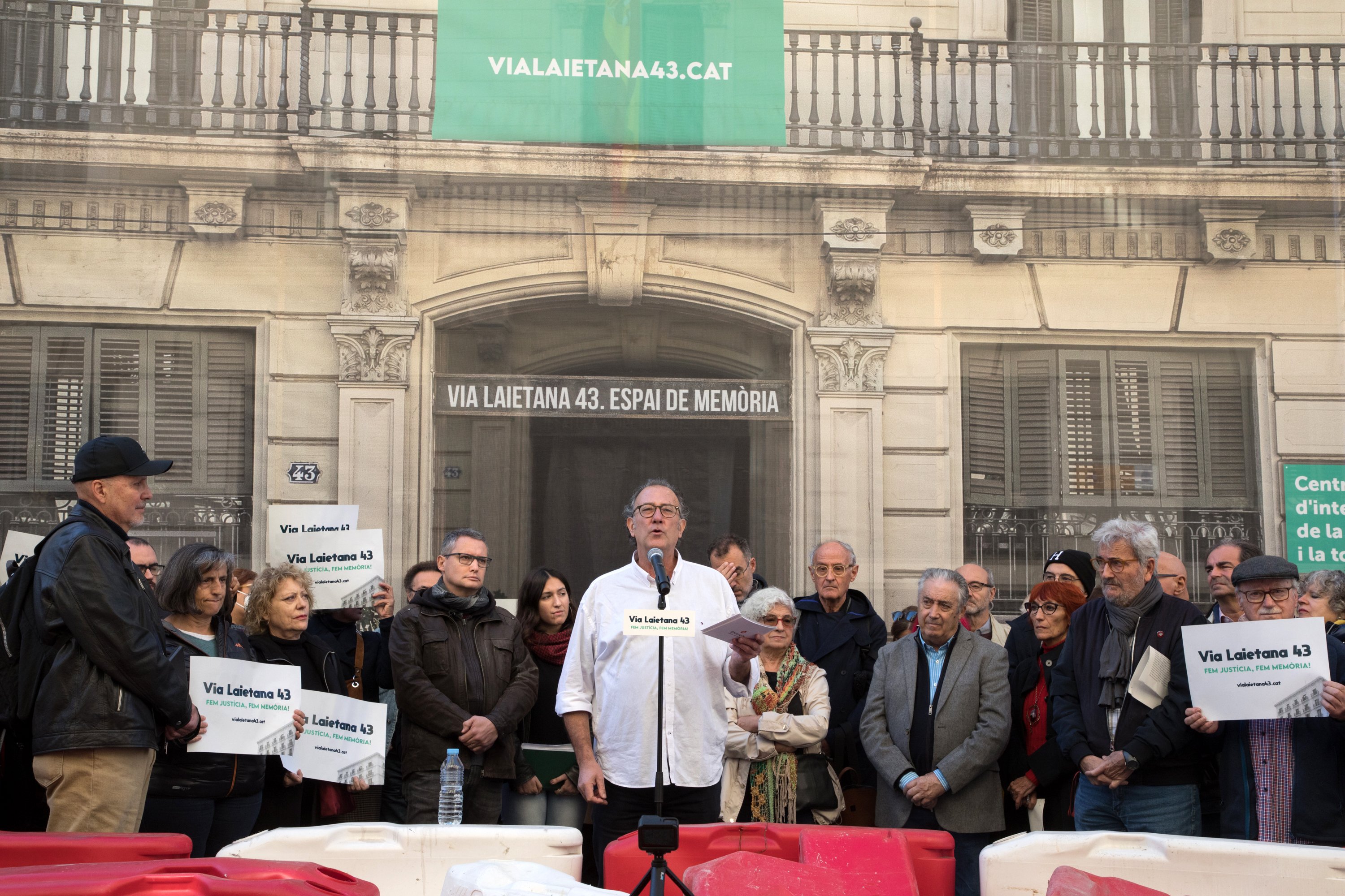Òmnium i entitats denuncien que el govern del PSOE avala la cultura de la impunitat a Via Laietana 43
