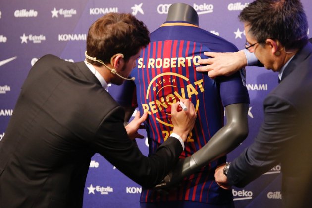 Sergi Roberto signatra samarreta renovavió   Sergi Alcàzar