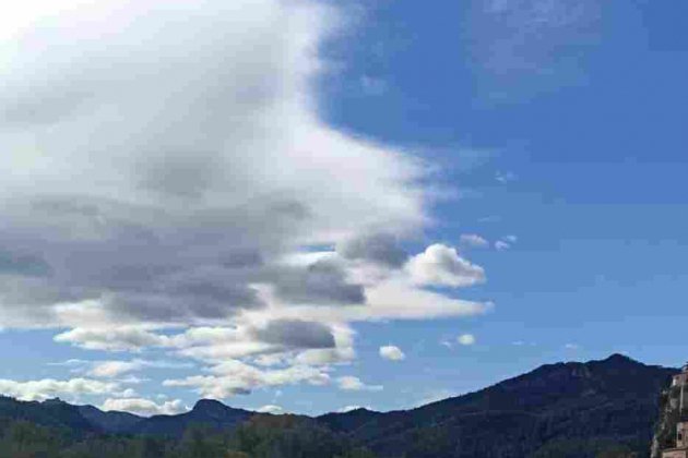 El viento ya es muy intenso en zonas del Ebro y las nubes cogen formens alargadas, de lentes / Cintia Cepero El viento ya es muy intenso en zonas del Ebro y las nubes cogen formens alargadas, de lentes / Cintia Cepero