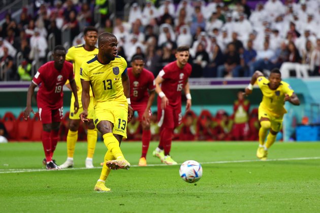 Enner Valencia chutando un penalti con Ecuador / Foto: Europa Press