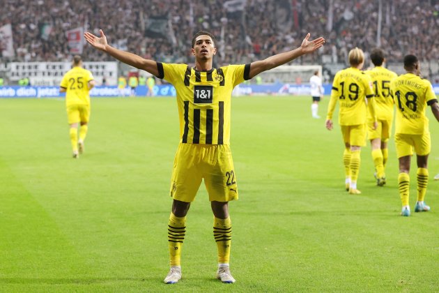 Jude Bellingham celebra gol Borussia Dortmund braços oberts / Foto: Europa Press