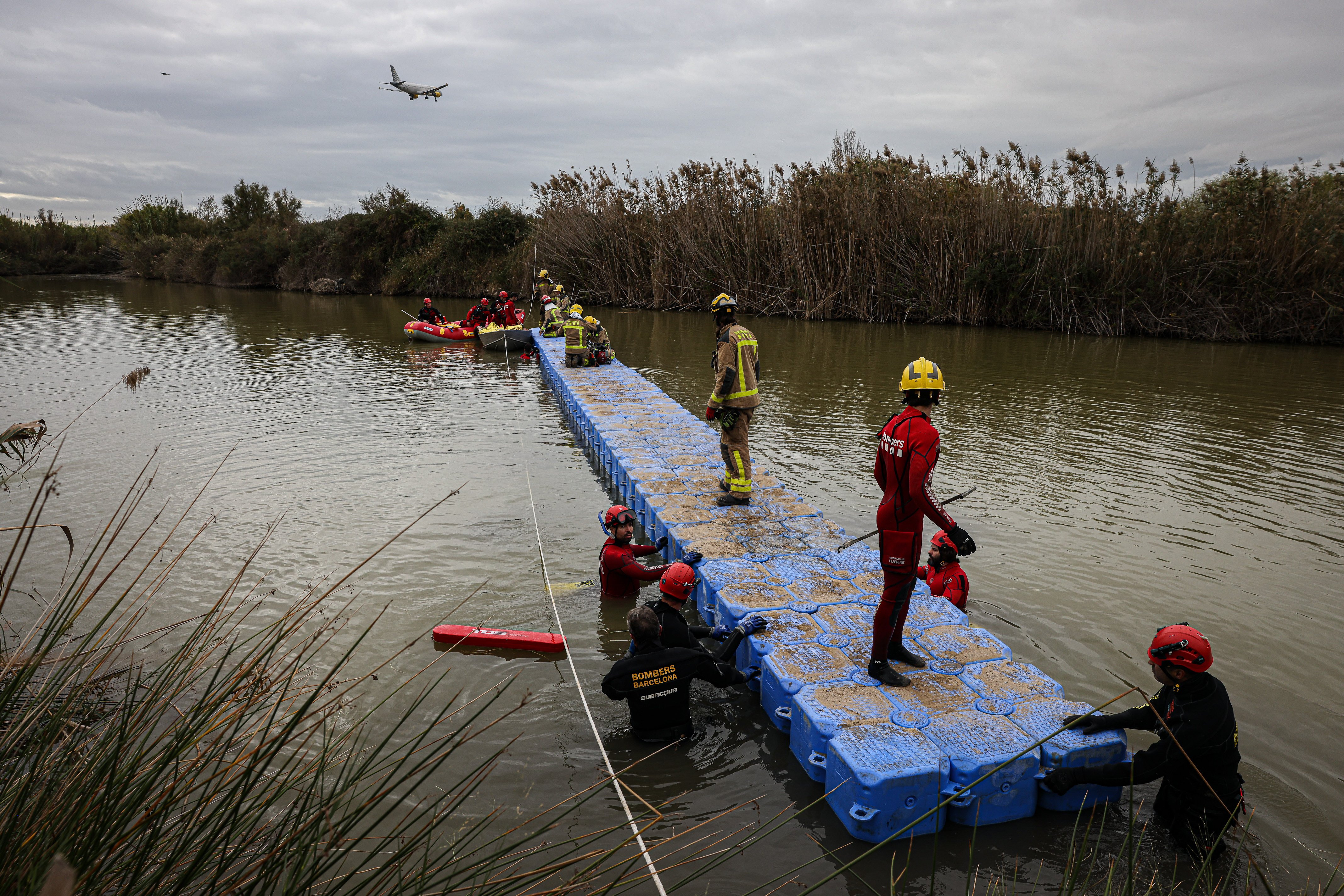 Bomberos entrenando el rescate de personas de los pantanales del Prat de Llobregat