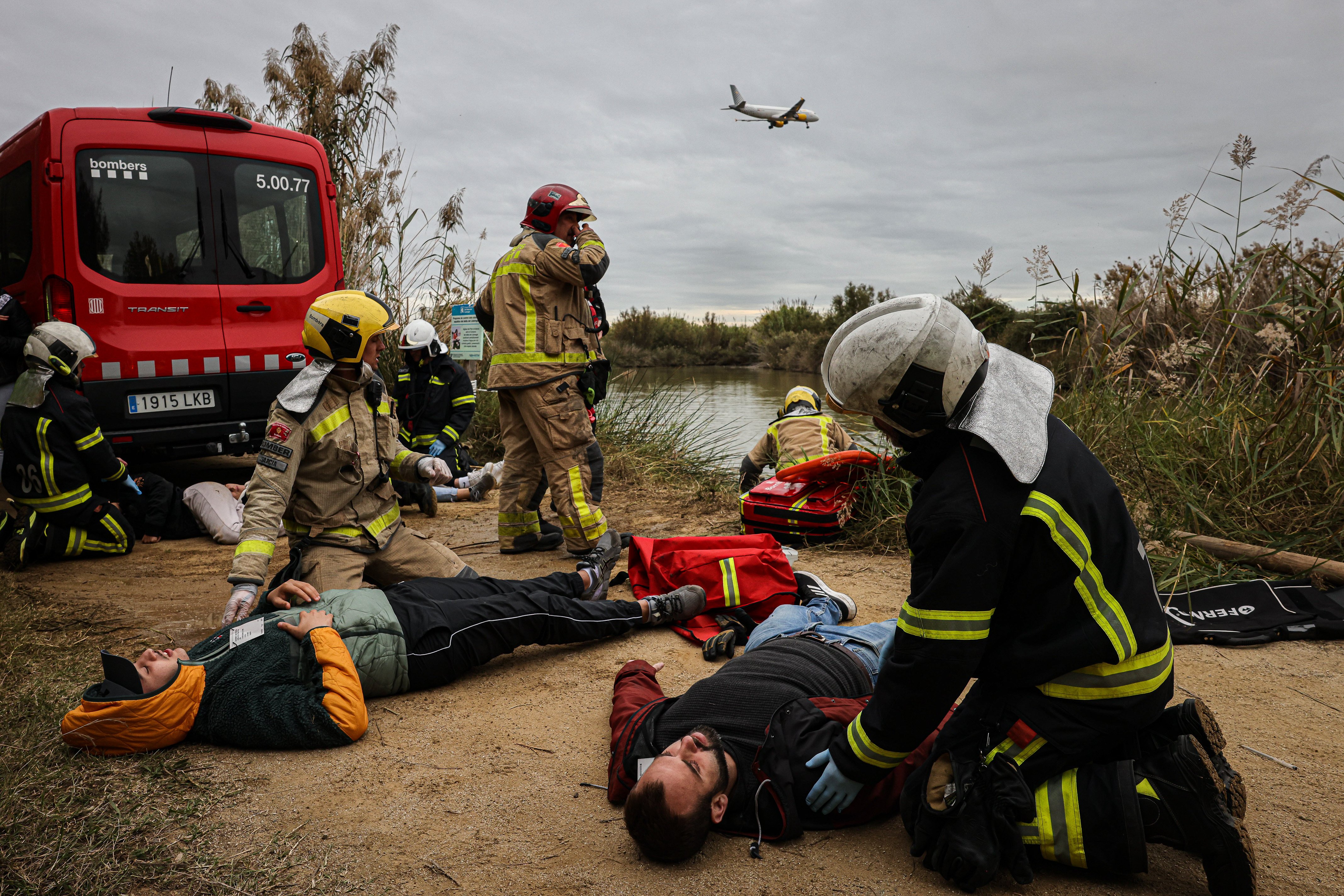 Bomberos de la Generalitat y de Barcelona durante el simulacro de accidente en el Aeropuerto del Prat