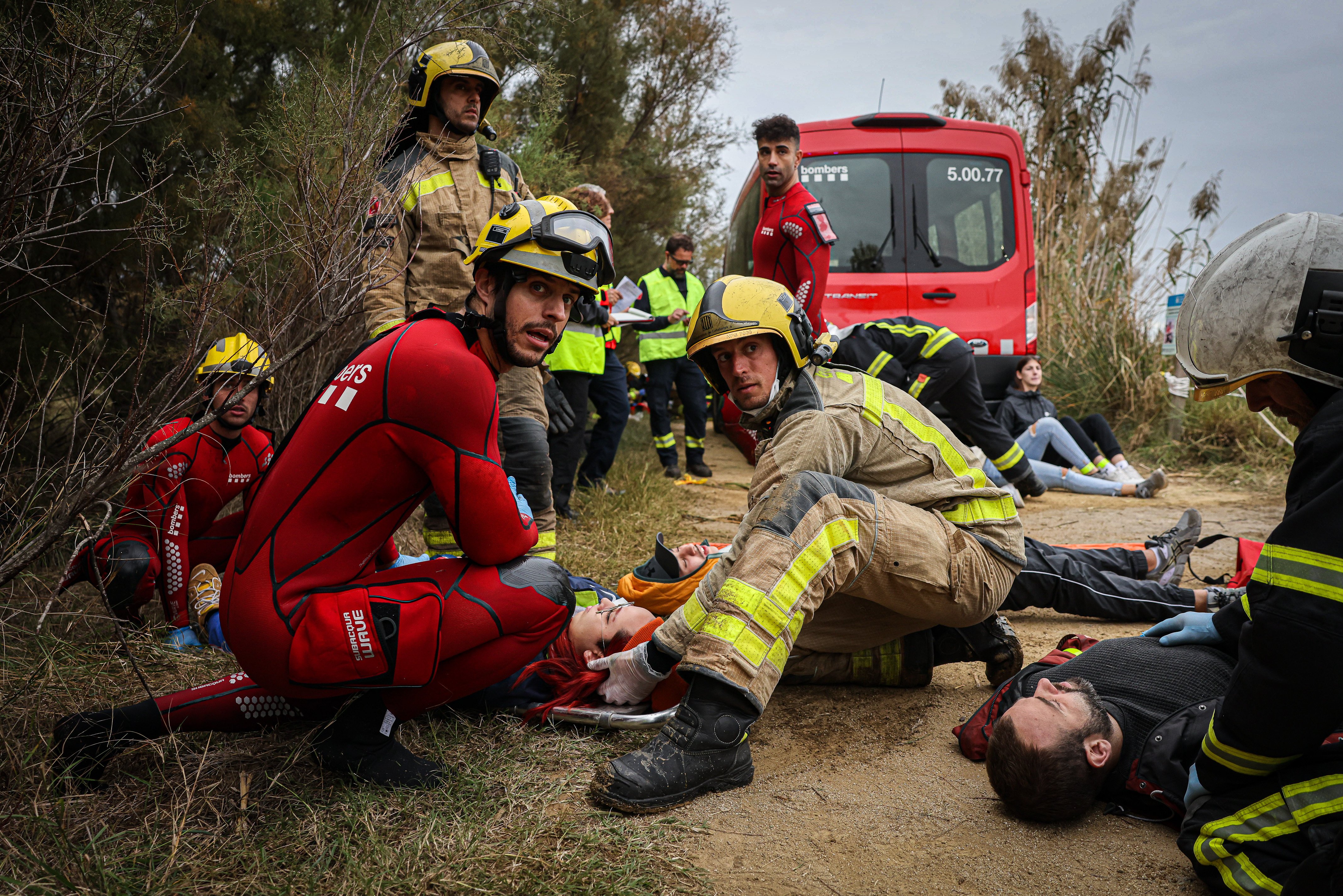 Efectivos de los Bomberos de la Generalitat durante el simulacro del Aeropuerto del Prat