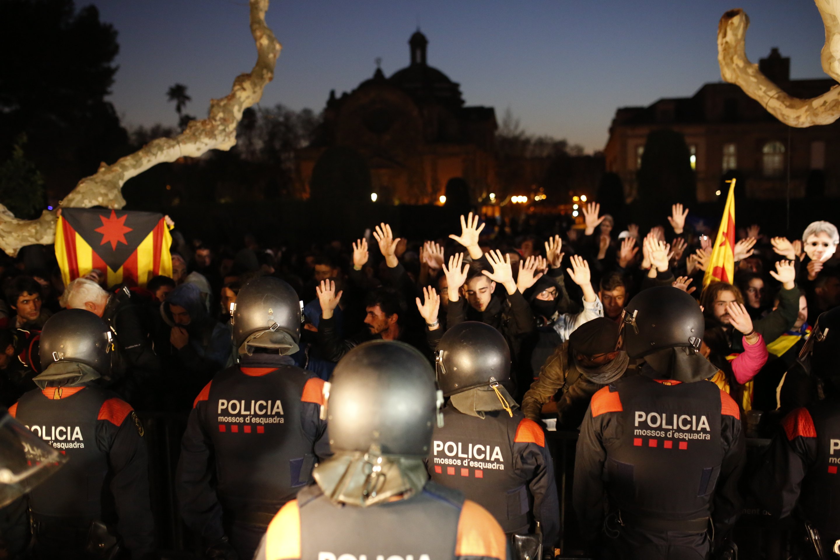 La Fiscalía y agentes de los Mossos piden prisión para siete activistas de la protesta por Puigdemont