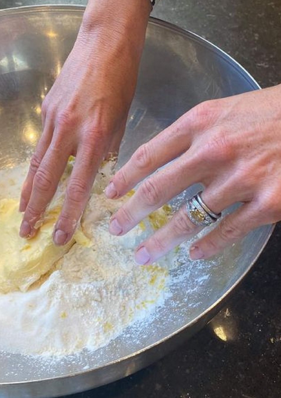 Máxima de Holanda amasando alfajores IG Máxima de Holanda amasando alfajores IG