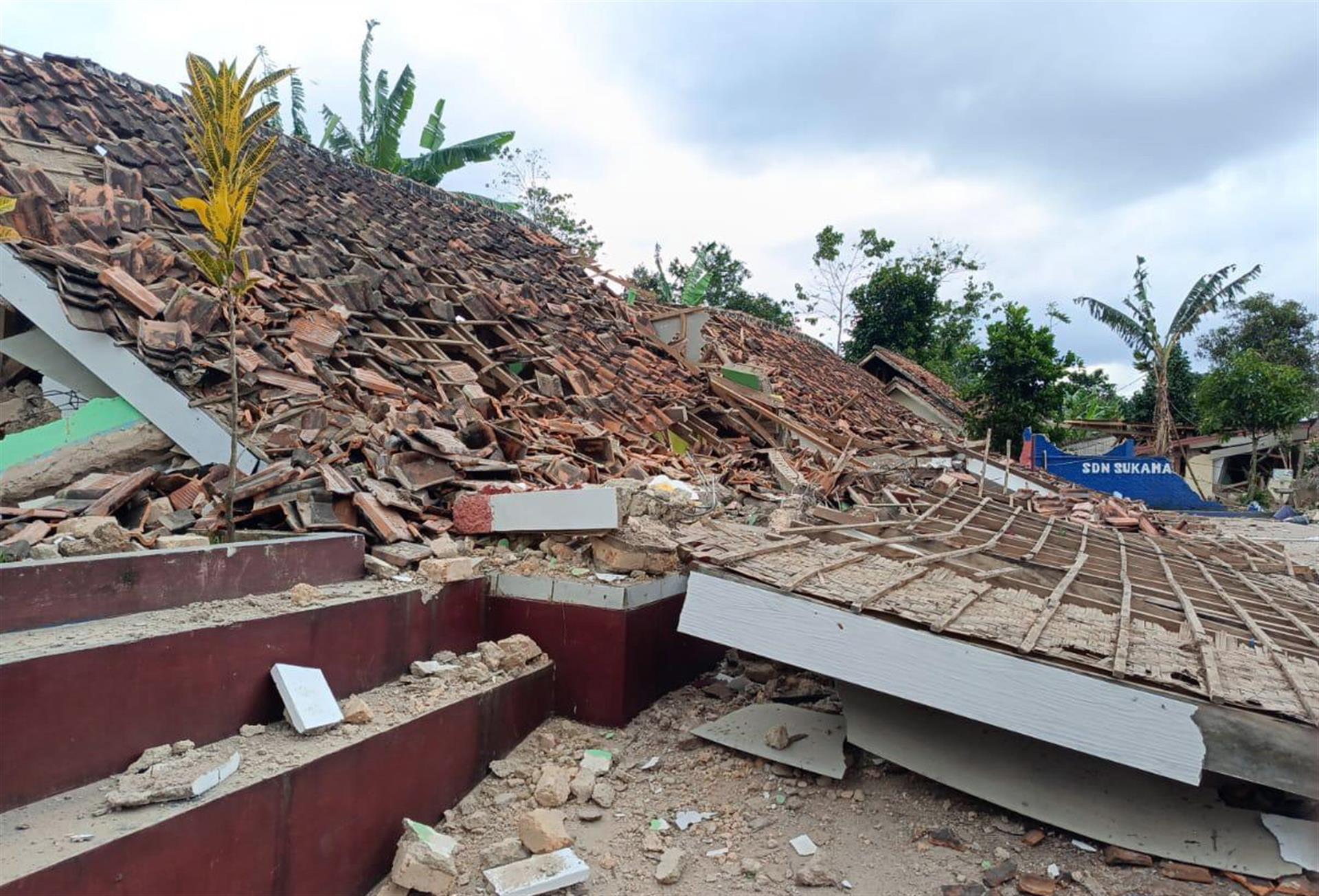 Un terremoto en Indonesia deja al menos 268 muertos