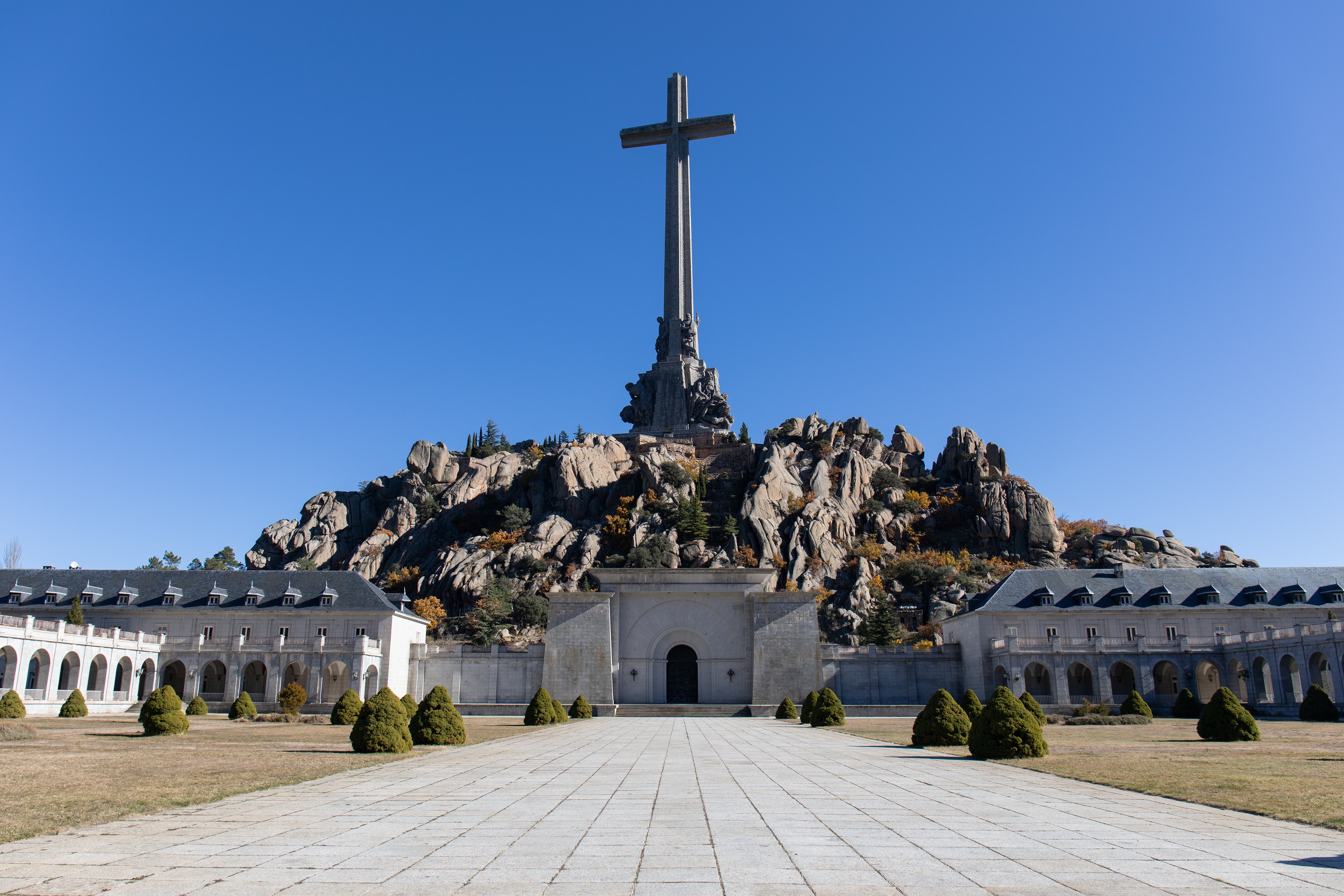 El Gobierno busca monjes "menos fachas" para el Valle de los Caídos
