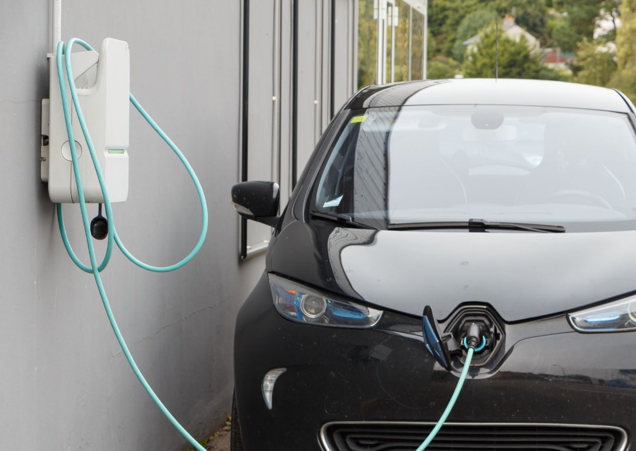 Esta es la potencia que debes contratar en casa para cargar un coche eléctrico