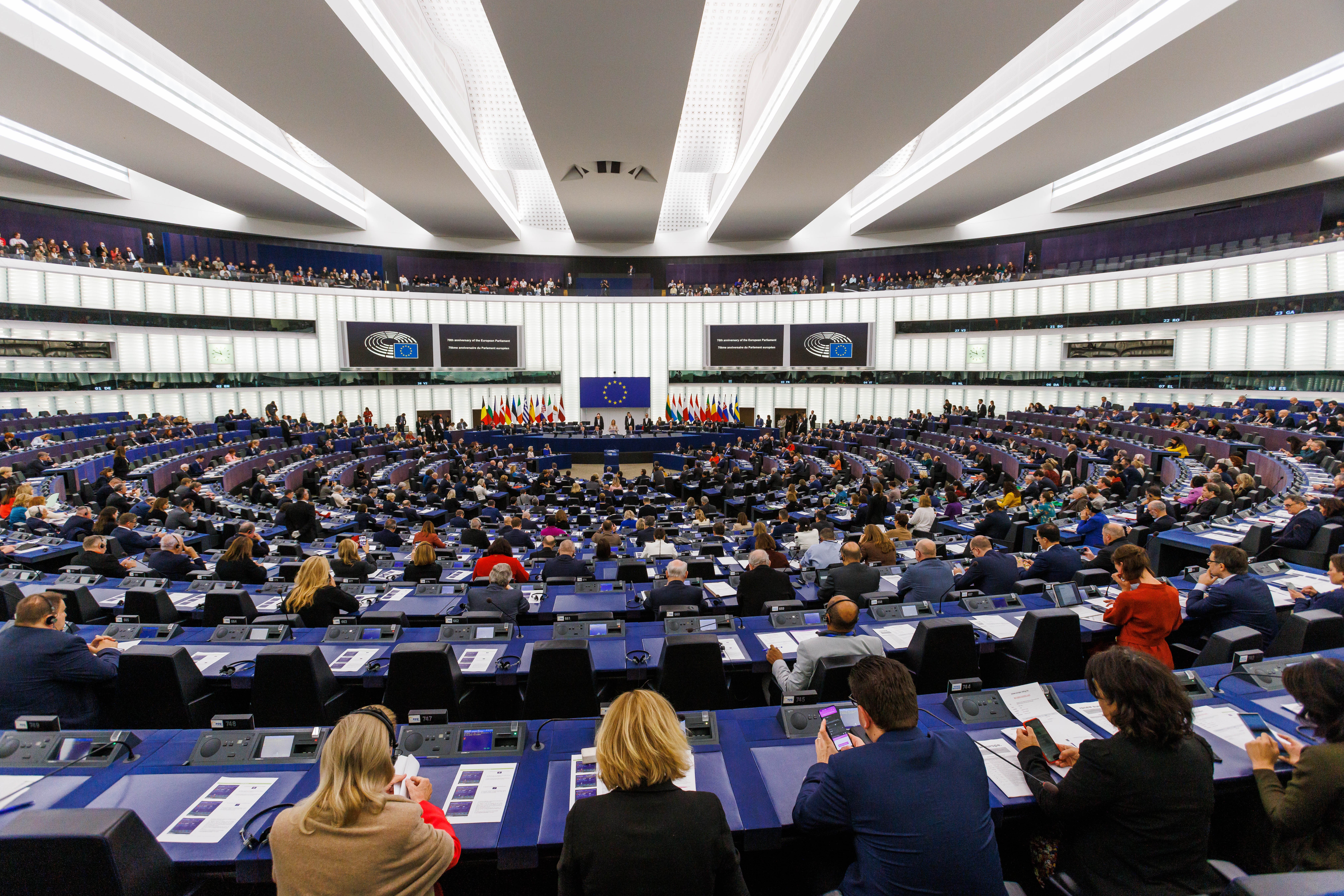 L'Eurocambra aprova exigir una quota mínima del 40% de dones en les cúpules de les empreses