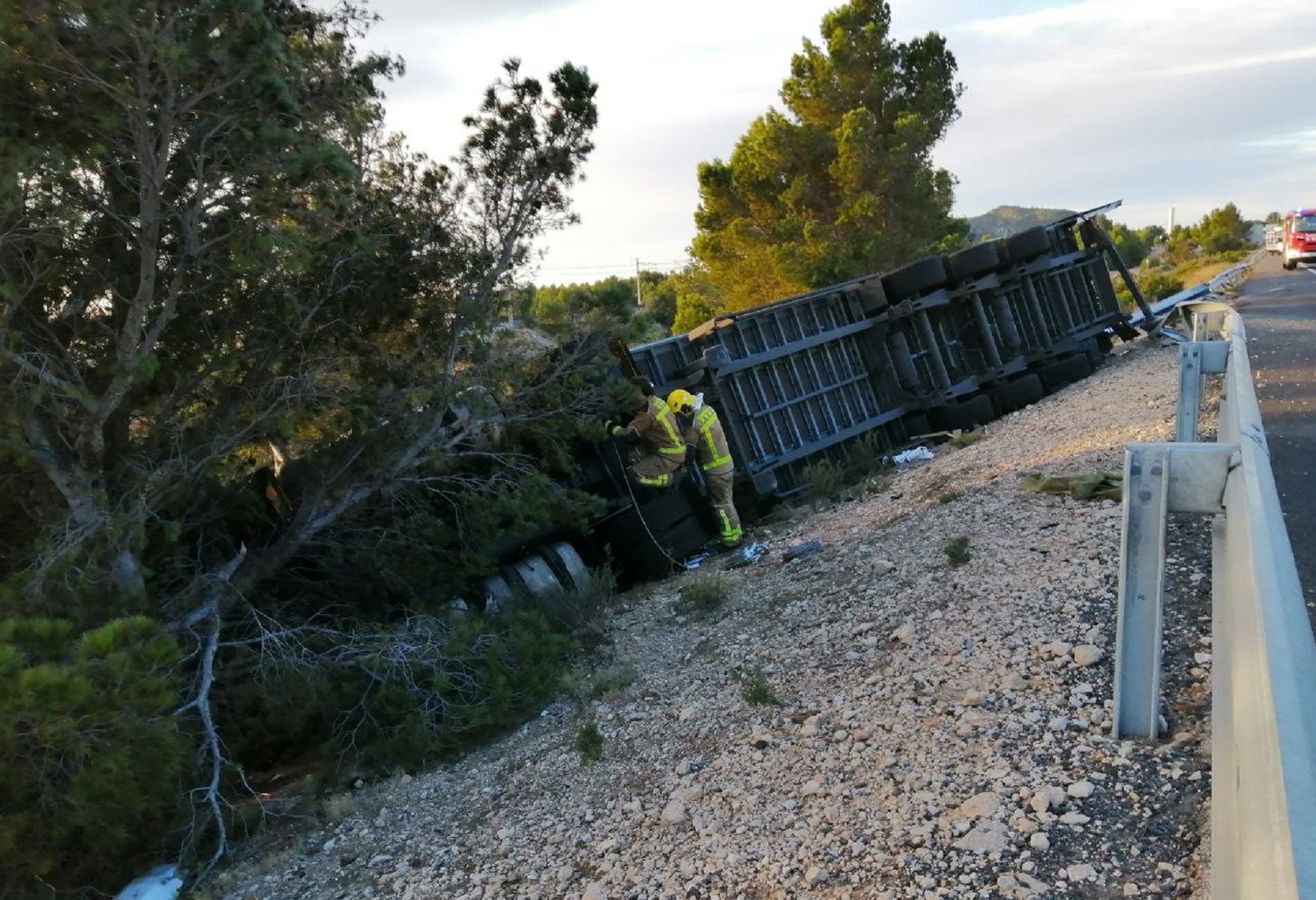 Camión volcado viento AP 7 l'Hospitalet de l'Infant Foto Bomberos