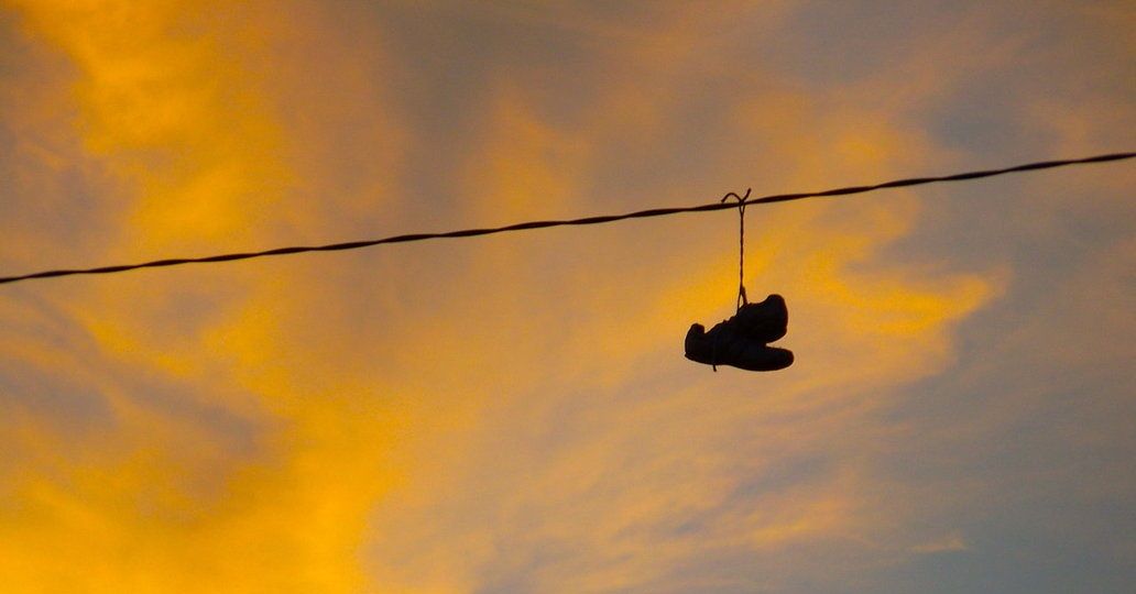 ¿Qué pintan esas zapatillas colgando del cable que cruza tu calle?