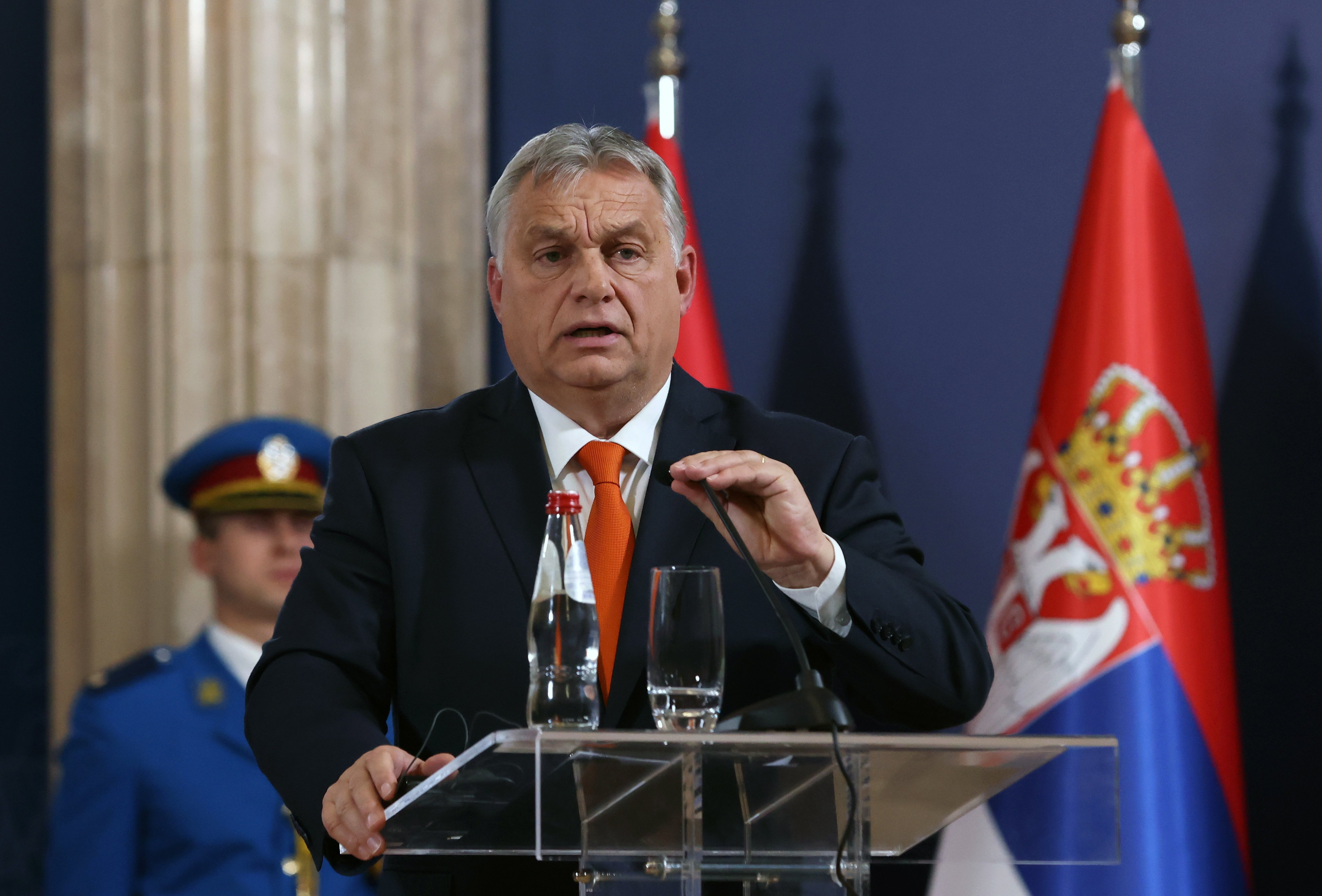 Kyiv exige disculpas por una polémica bandera que ha enseñado Viktor Orbán: ¿qué esconde?