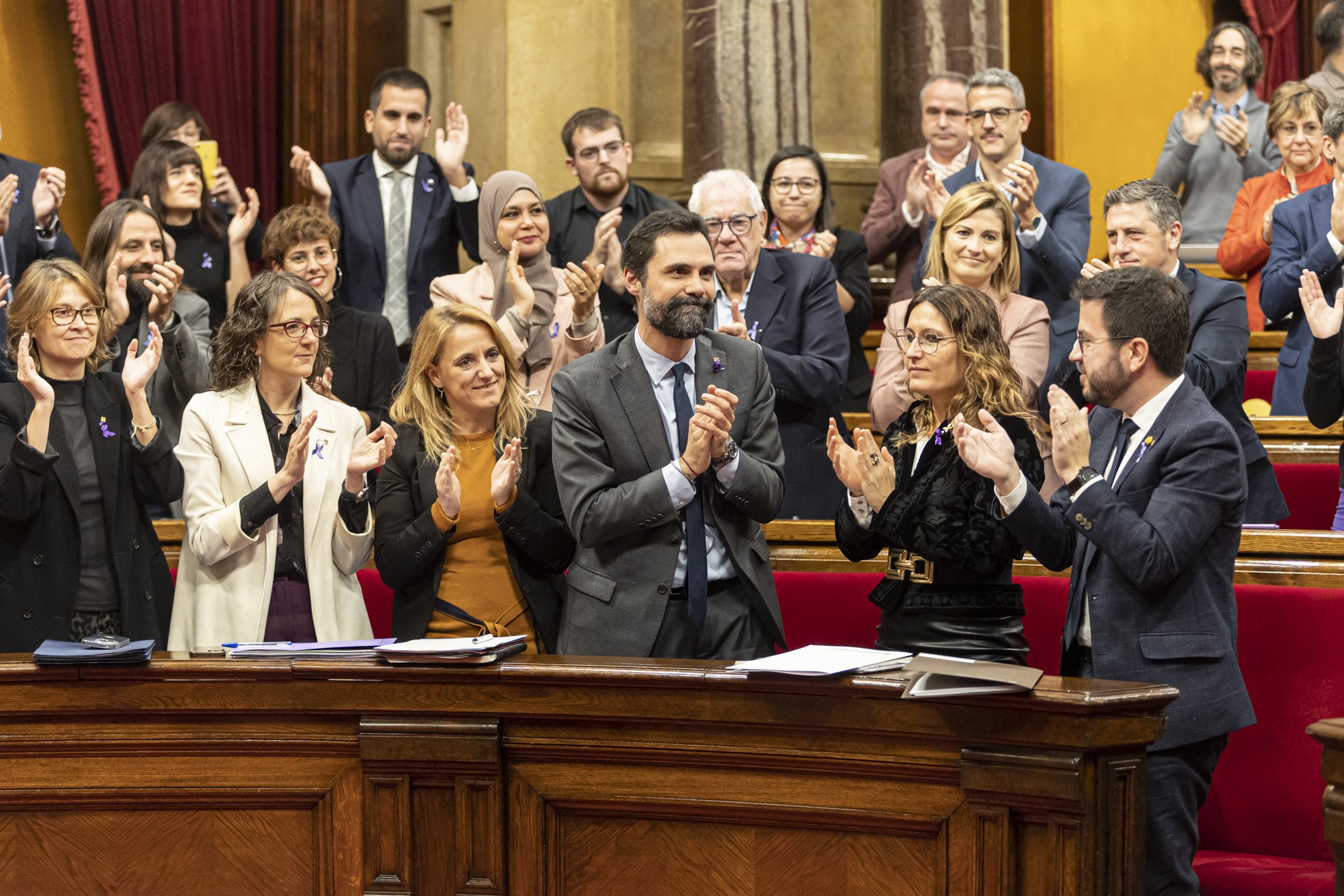 El Parlament celebra de pie y entre aplausos la absolución de la Mesa