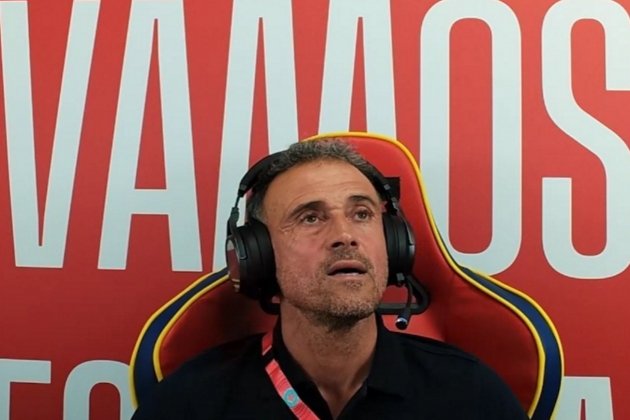 Luis Enrique mira al cielo Twitch