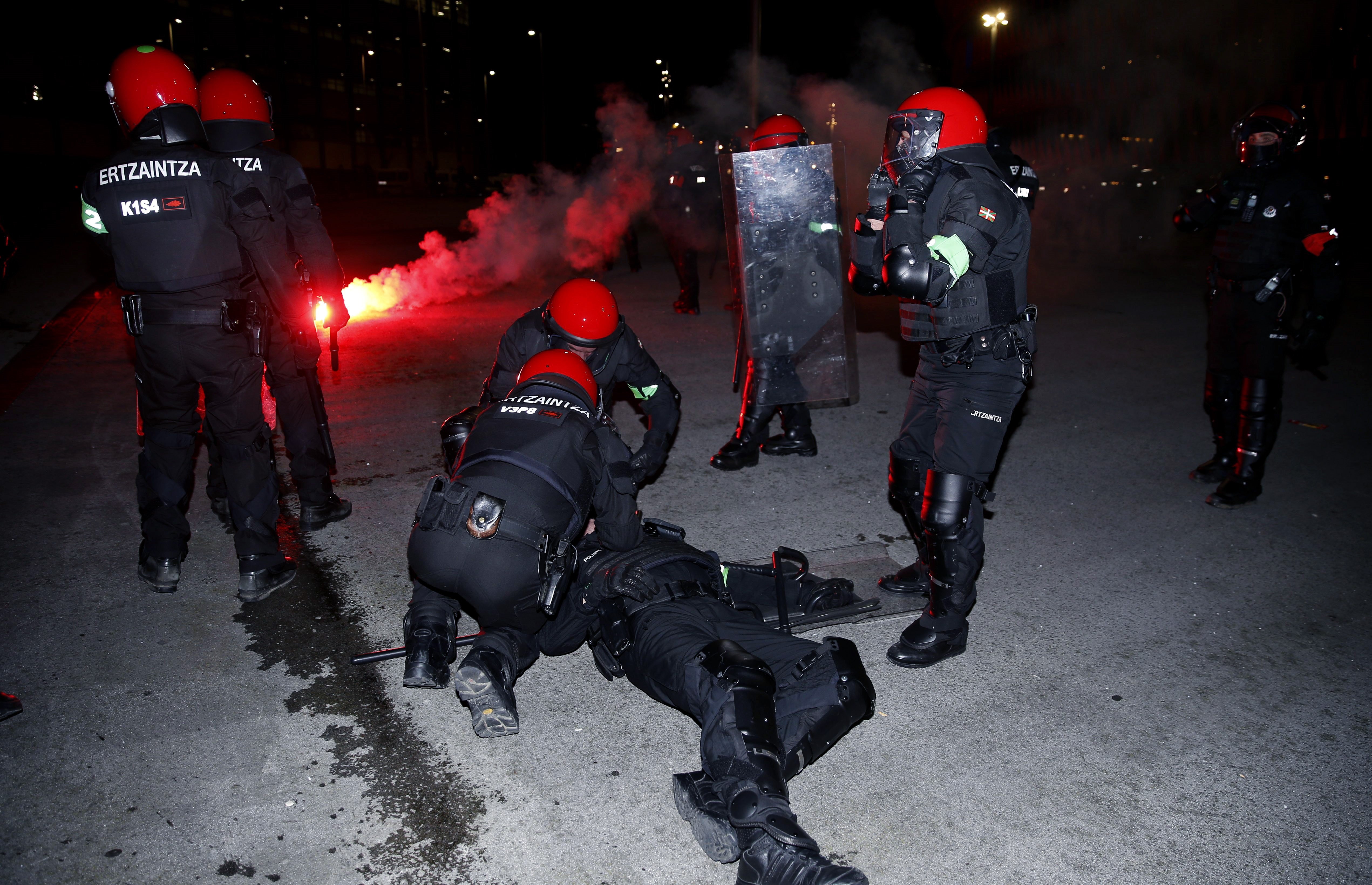 Muere un ertzaina durante los enfrentamientos entre ultras antes del Athletic-Spartak