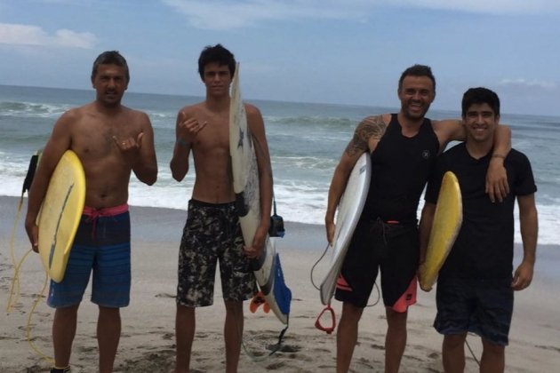 Luis Enrique con Pacho y su hermano haciendo surf Twitch