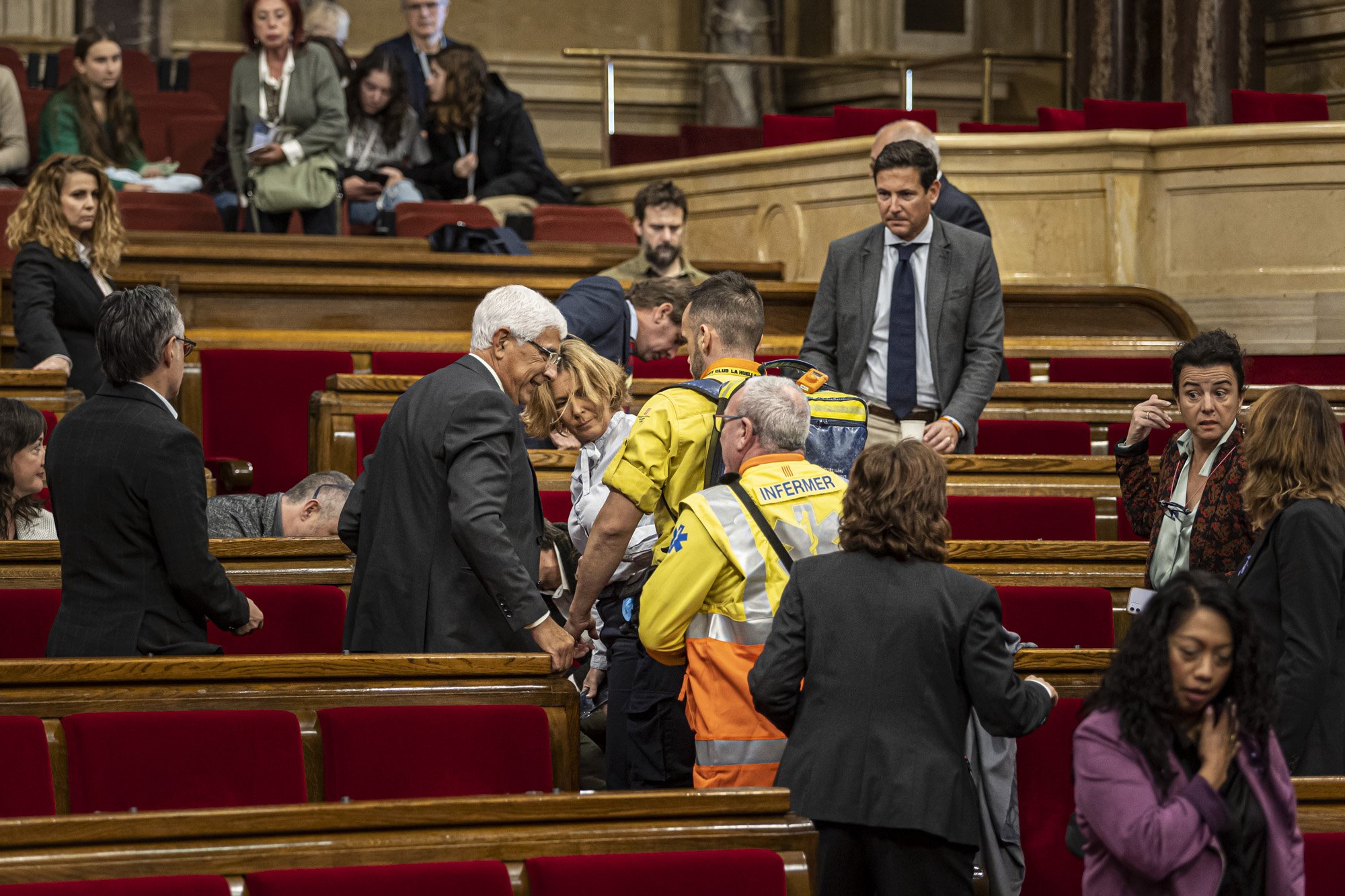 Un diputado de Junts se desmaya durante el pleno del Parlament y es trasladado al hospital