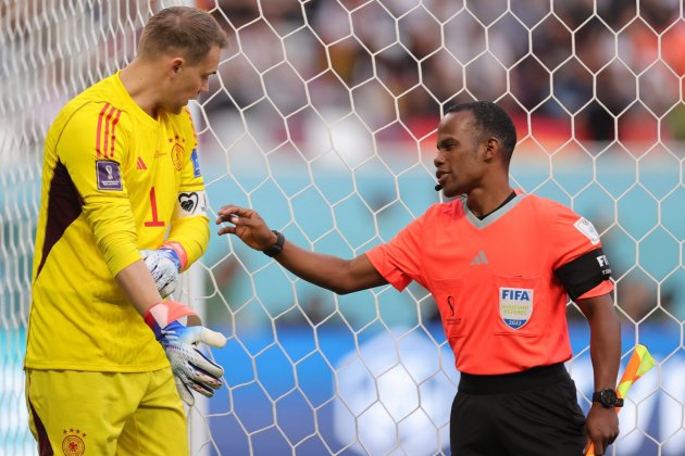 Manuel Neuer braçalet àrbitre Zachari Zeegelaar Alemania Mundial Qatar / Foto: EFE