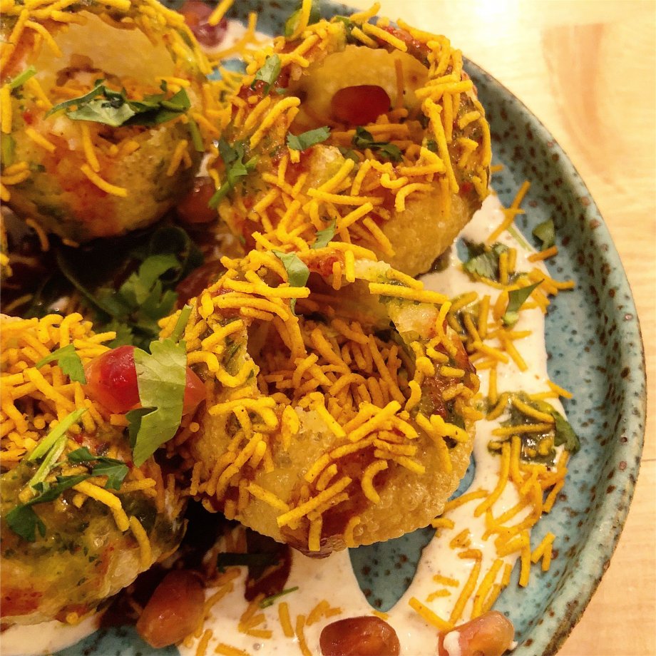 Dahi Puri (esferas de harina de garbanzo)