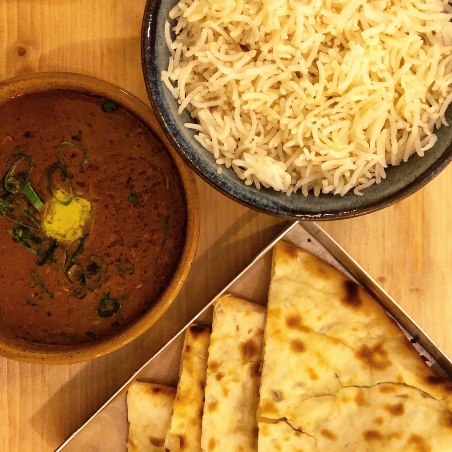 Dal Makhani (guisado de lentejas), Arroz Basmati y Naan de queso
