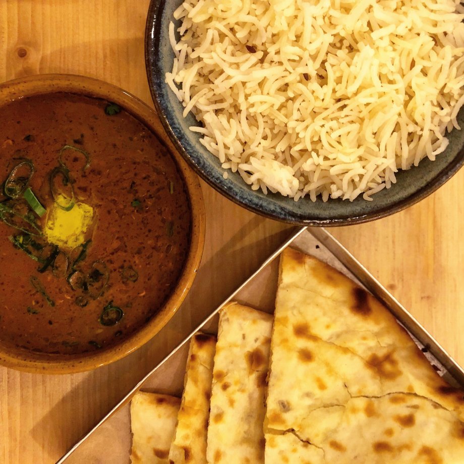 Dal Makhani (guisat de llenties), Arròs Basmati i Naan de formatge