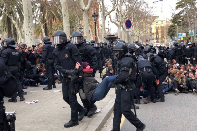 mossos|mozos desalojan TSJC a Nicolas Tomás