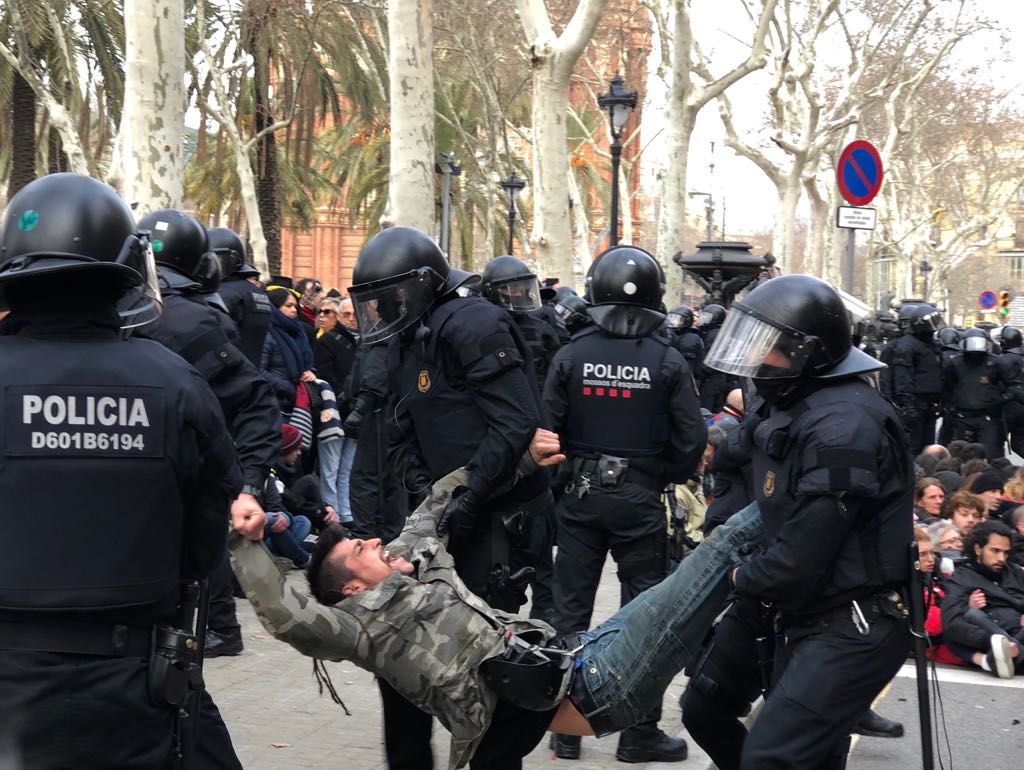 VÍDEO: Los Mossos desalojan a los concentrados delante del TSJC